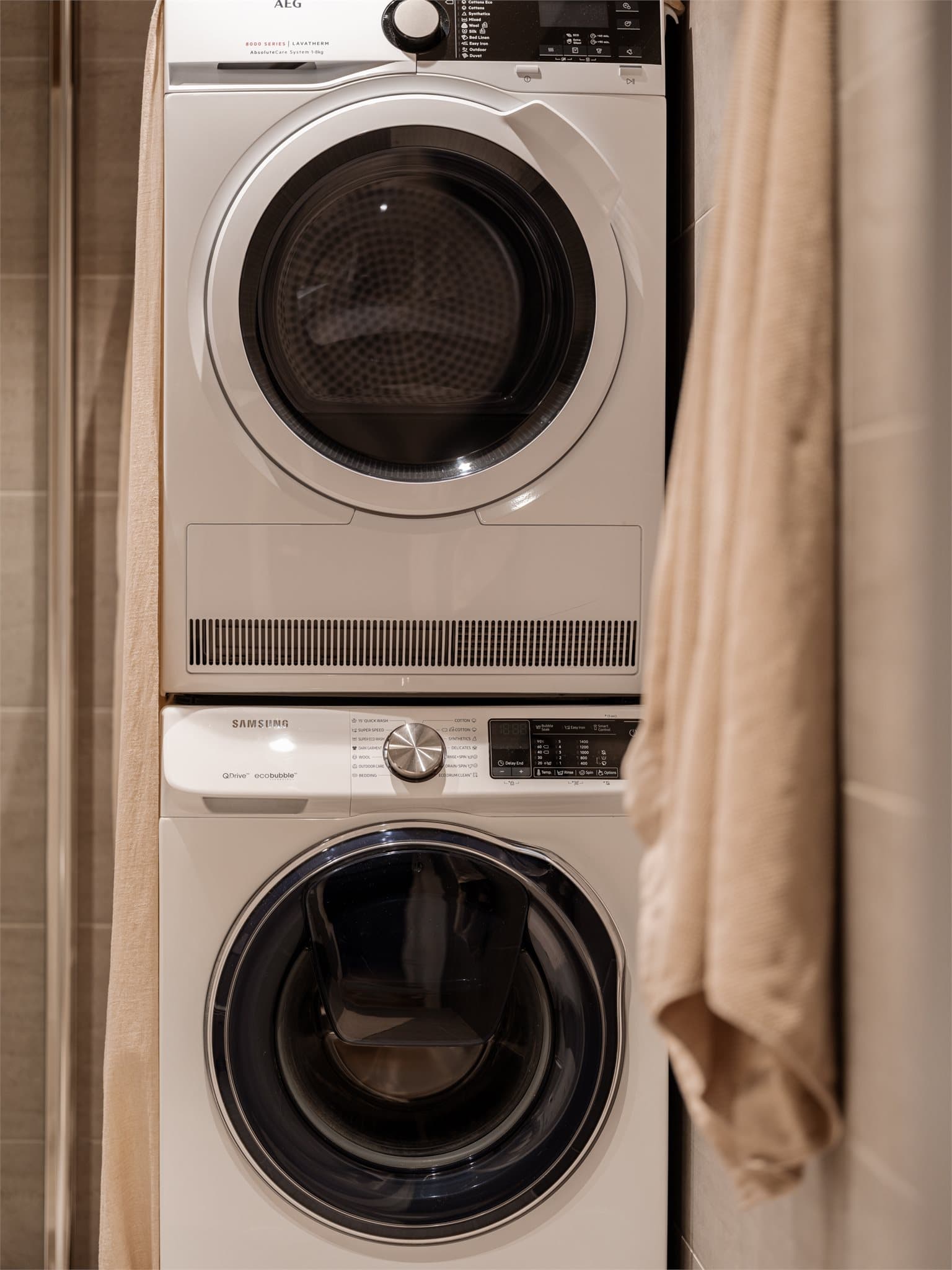 Det er plass til både vaskemaskin og tørketrommel ved siden av dusjplassen.