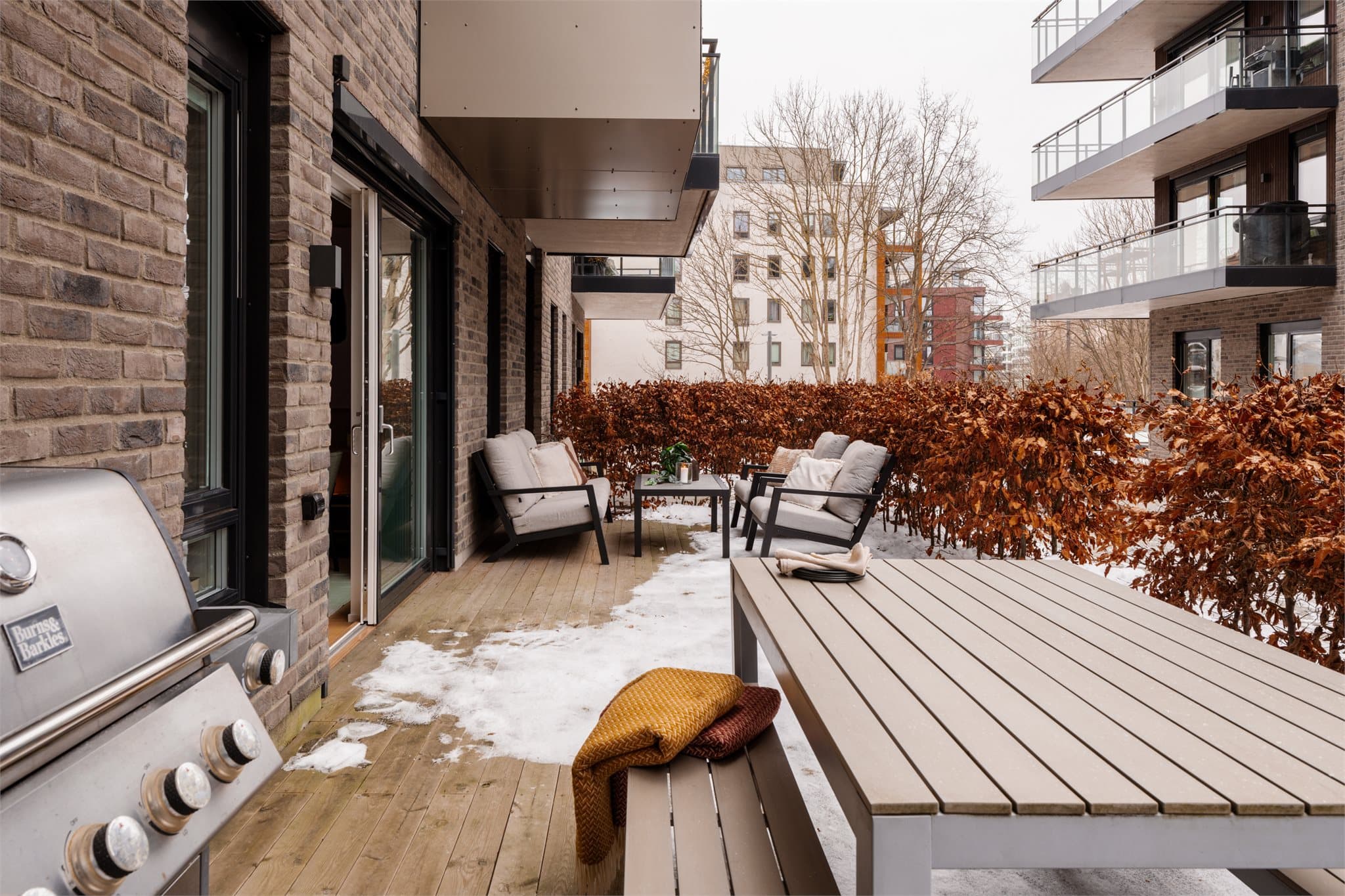 Terrassen har sol fra ca. kl. 15:00-18:00 på sommerstid og ligger godt skjermet bak hekk, noe som gir en lun og privat atmosfære.