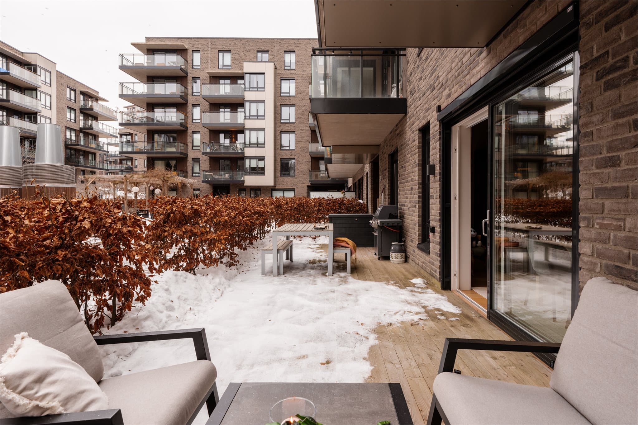 Markterrassen fungerer som en naturlig forlengelse av stuen og oppleves som et ekstra oppholdsrom i vår- og sommerhalvåret.