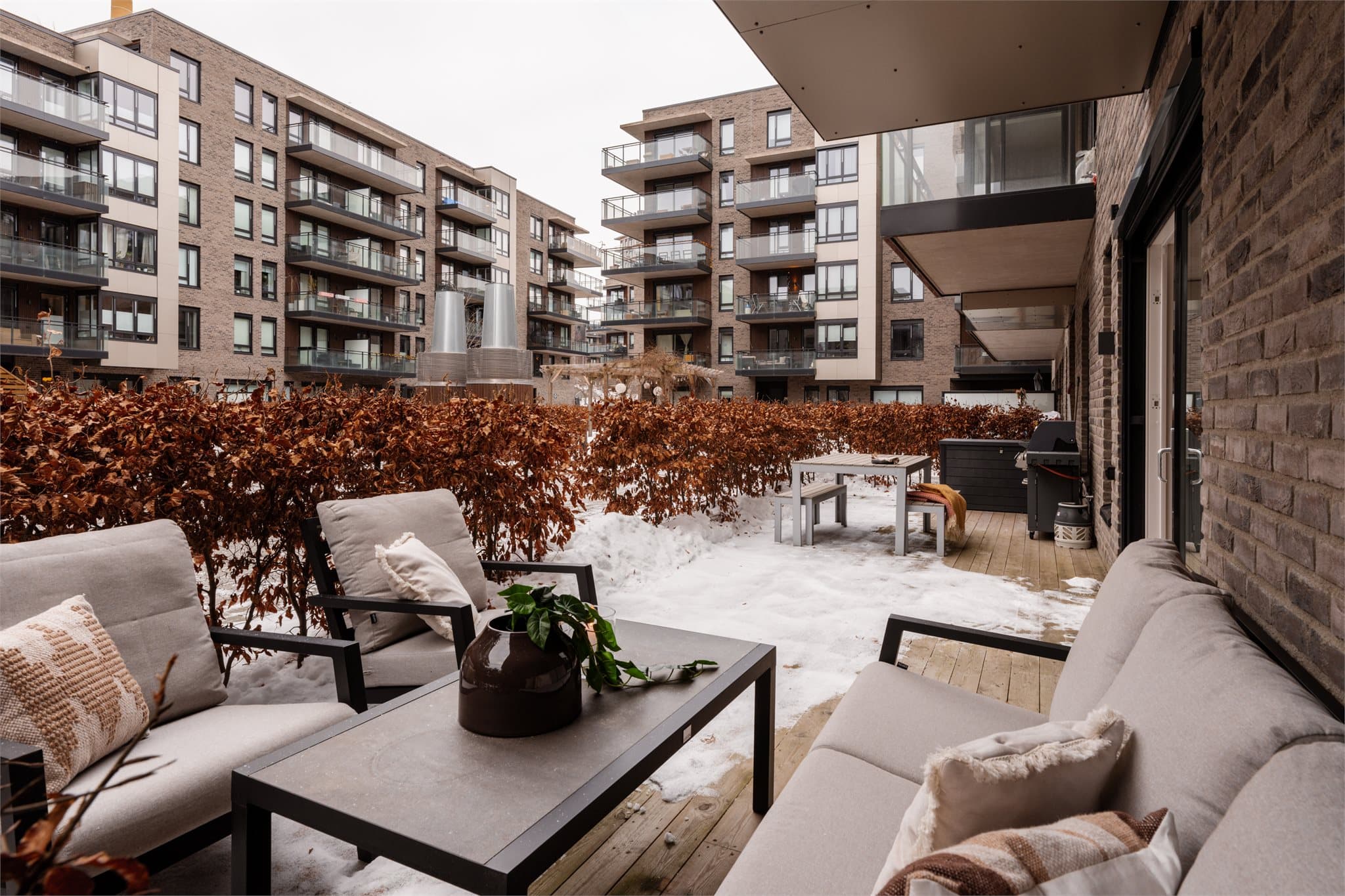 Fra stuen er det utgang til en stor, solrik markterrasse på hele 29 m²! Skjermet bak en frodig hekk.