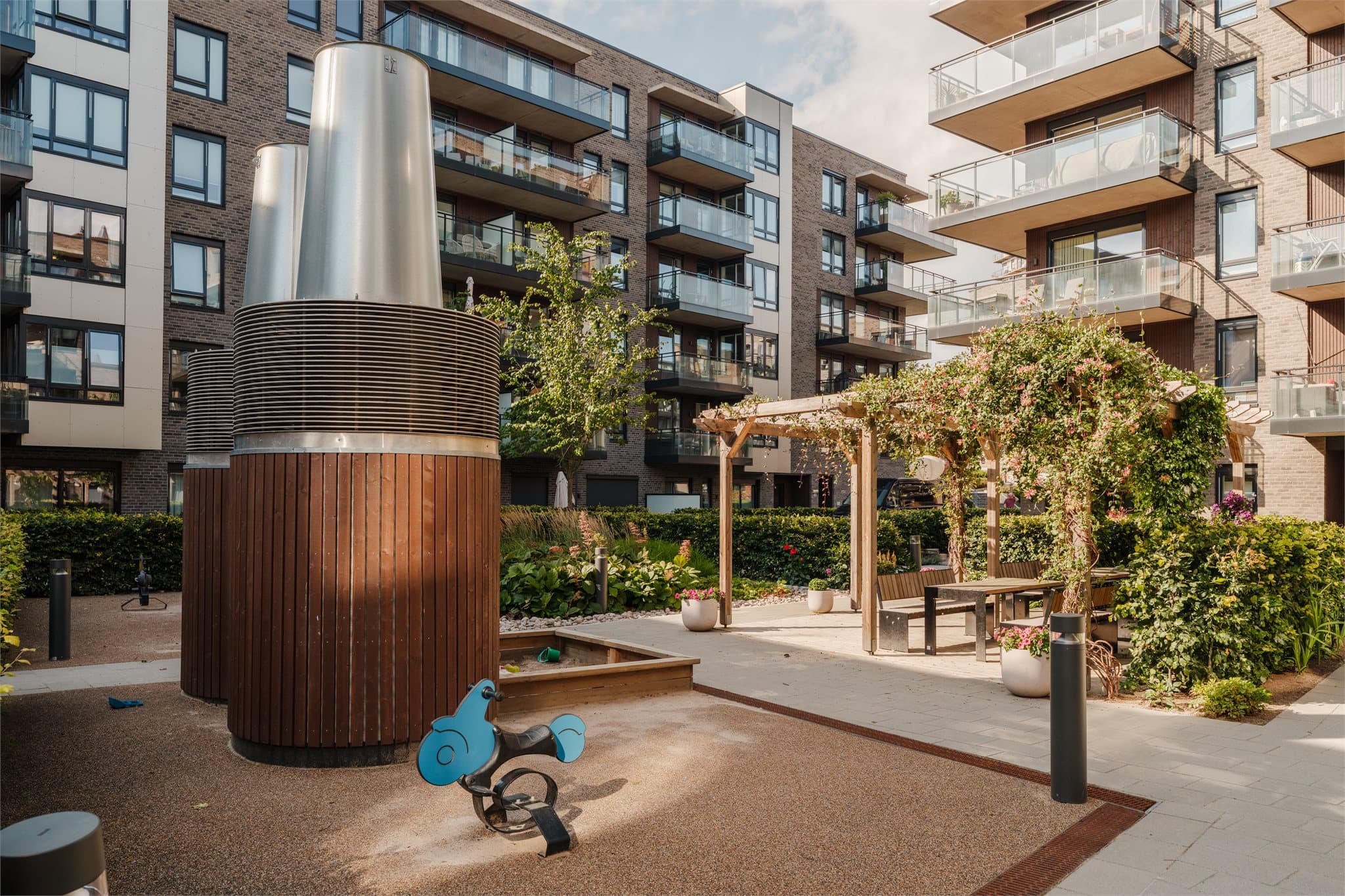 Koselig bakgård i sameiet som gir mulighet til et hyggelig felleskap for beboerne.