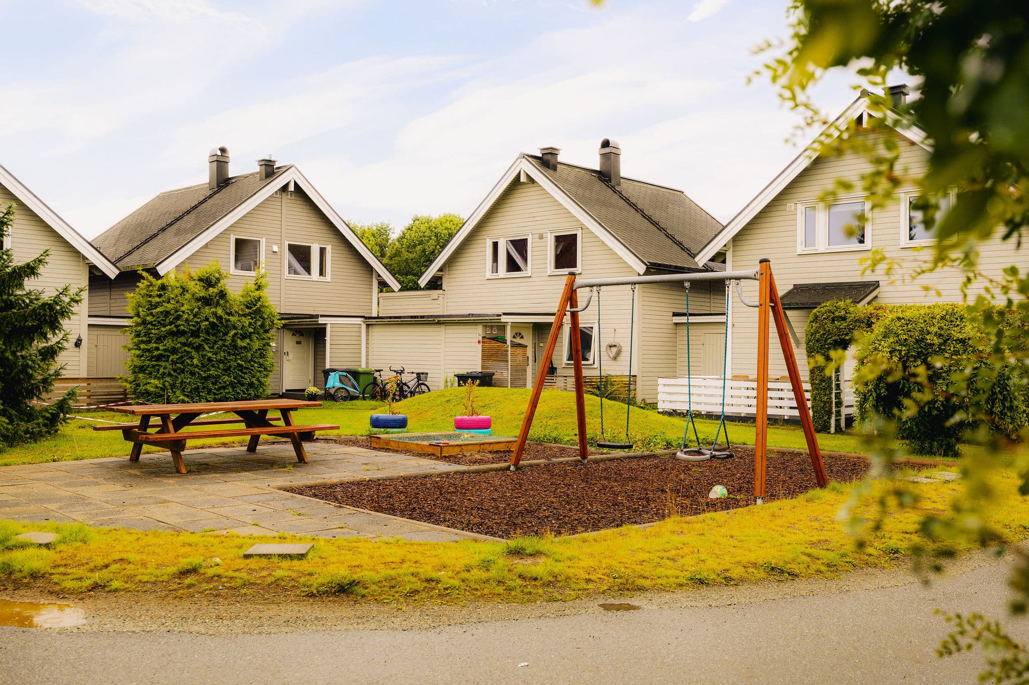 Borettslaget er pent opparbeidet med grøntområder og lekeplass.
