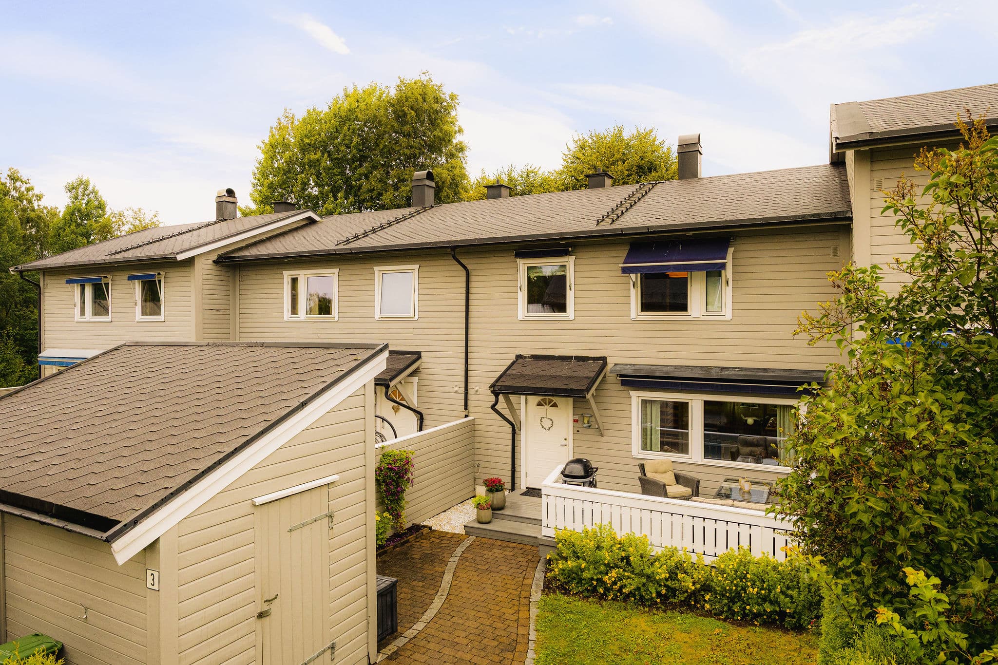 Her bor man i et rolig og barnevennlig boligområde med sentral beliggenhet på Jessheim.