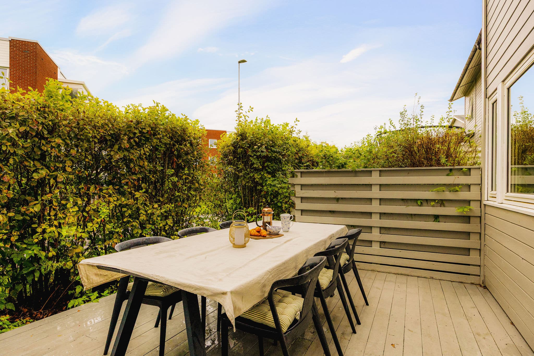 Terrassen er en fin forlengelse av stuen på sommerhalvåret. Terrassen byr på ettermiddag/kveldssol.