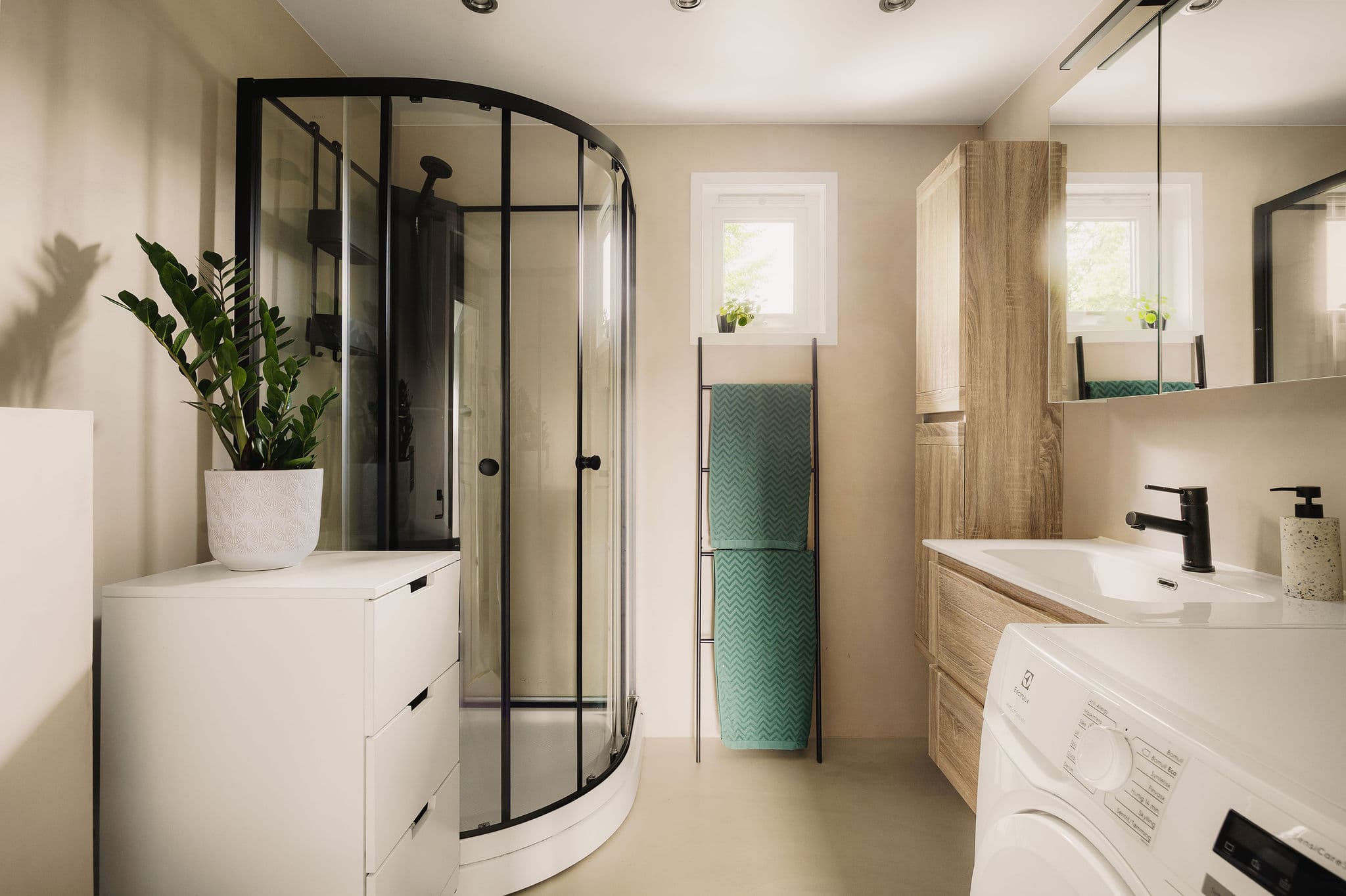 Pent baderom som er overflateoppusset med microsement og ny innredning i 2021. Badet har opplegg for vaskemaskin.