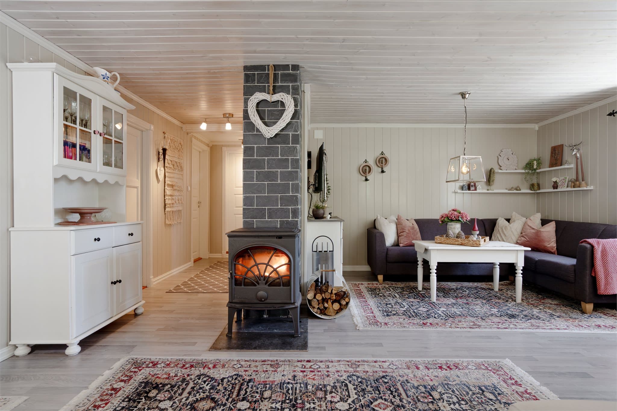Stuen er et naturlig samlingspunkt med plass til både sofagruppe og spisebord.
