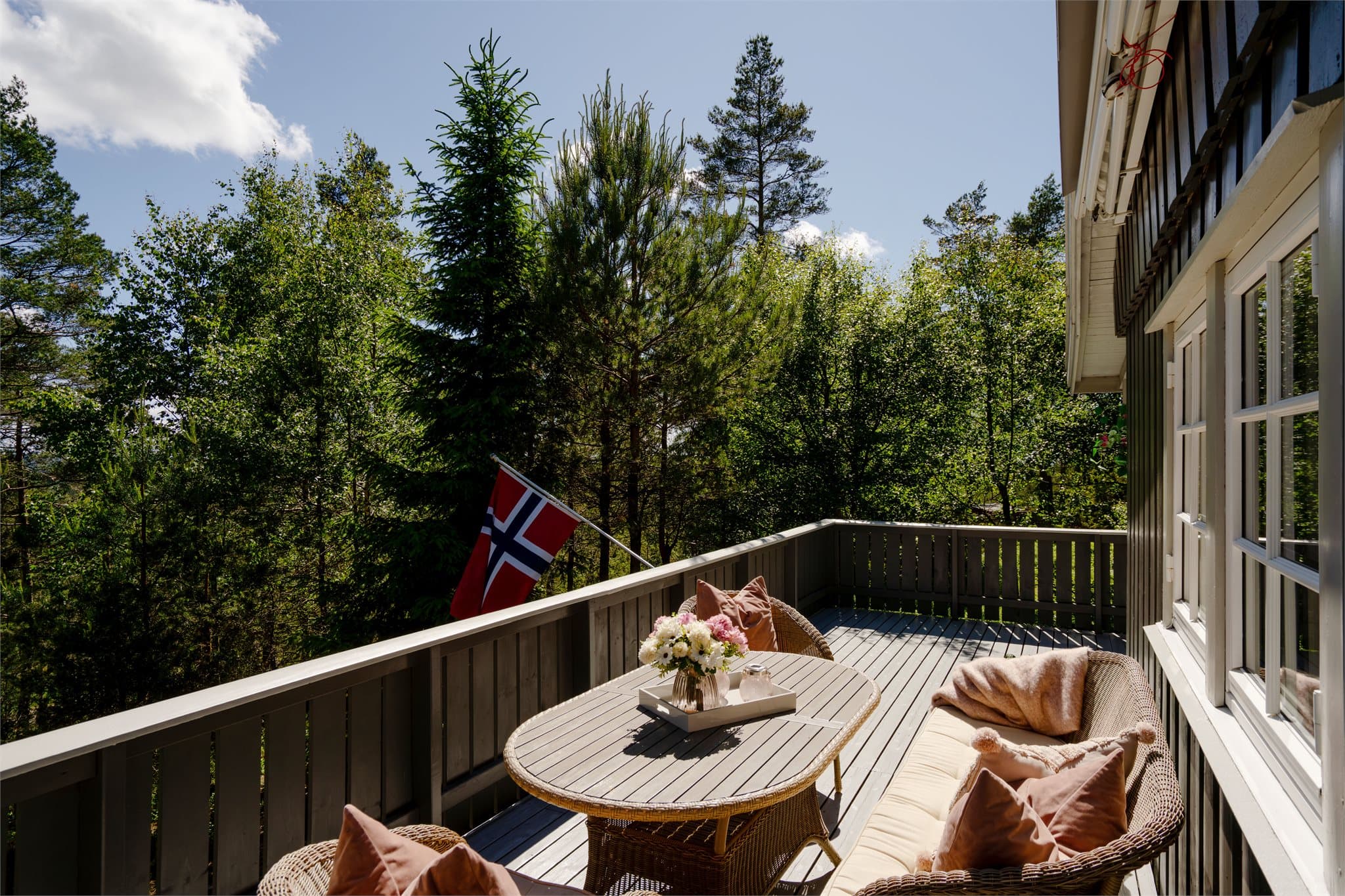 Her kan man nyte rolige dager med utsikt mot skogen.