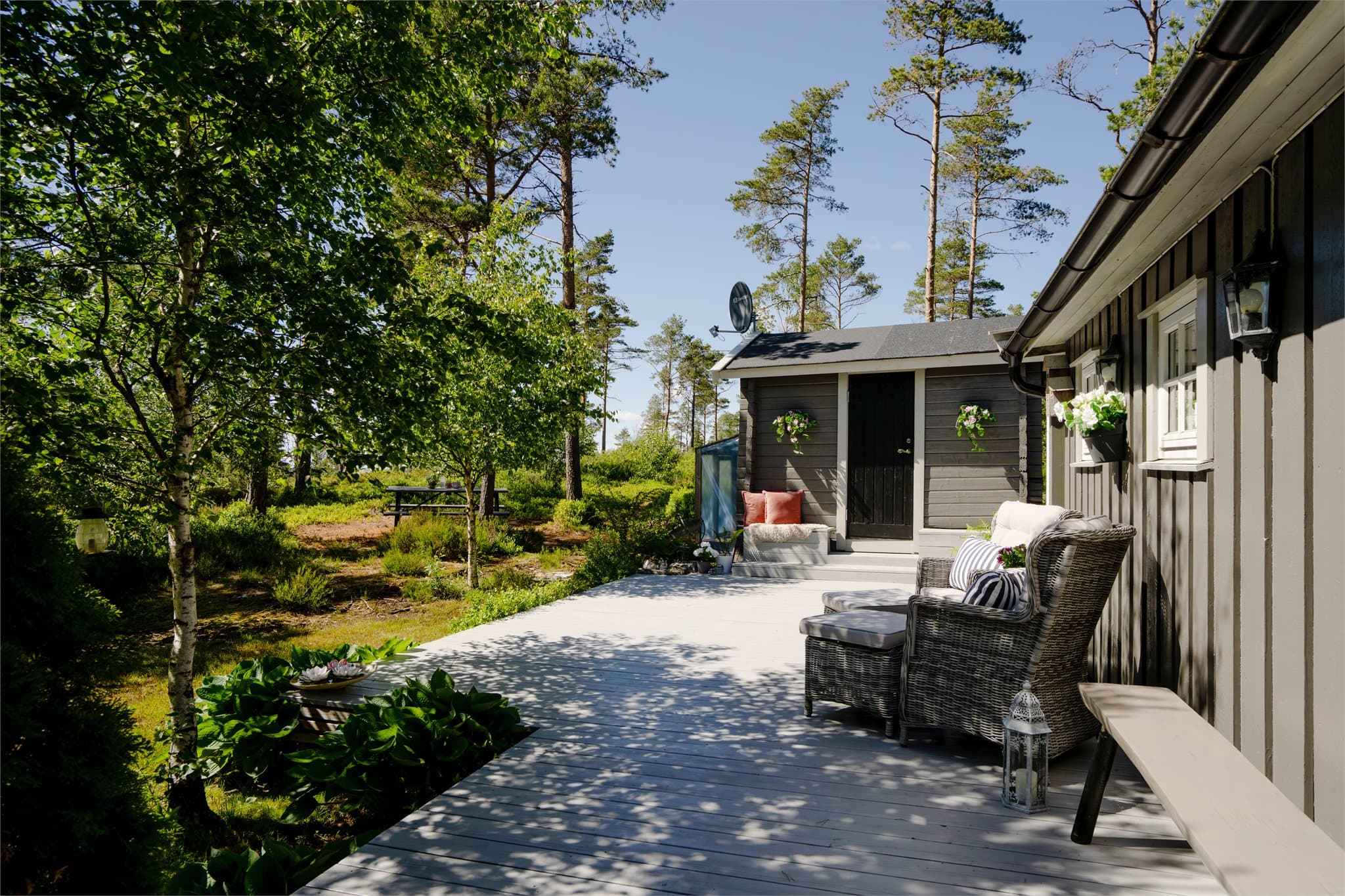 Eiendommen har store uteområder med totalt 65 m² terrasseareal.