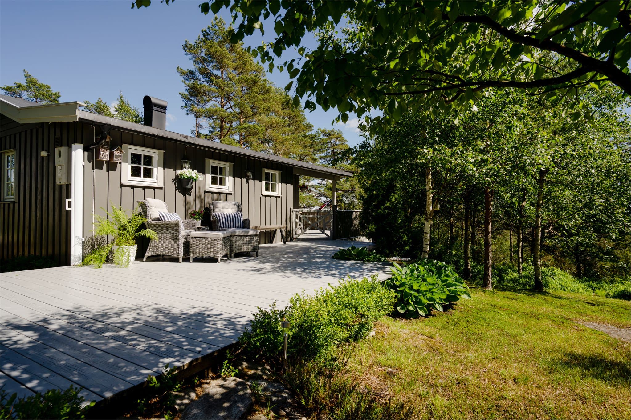 Fasaden har stående bordkledning, og hytta er fundamentert på ringmur og pilarer.
