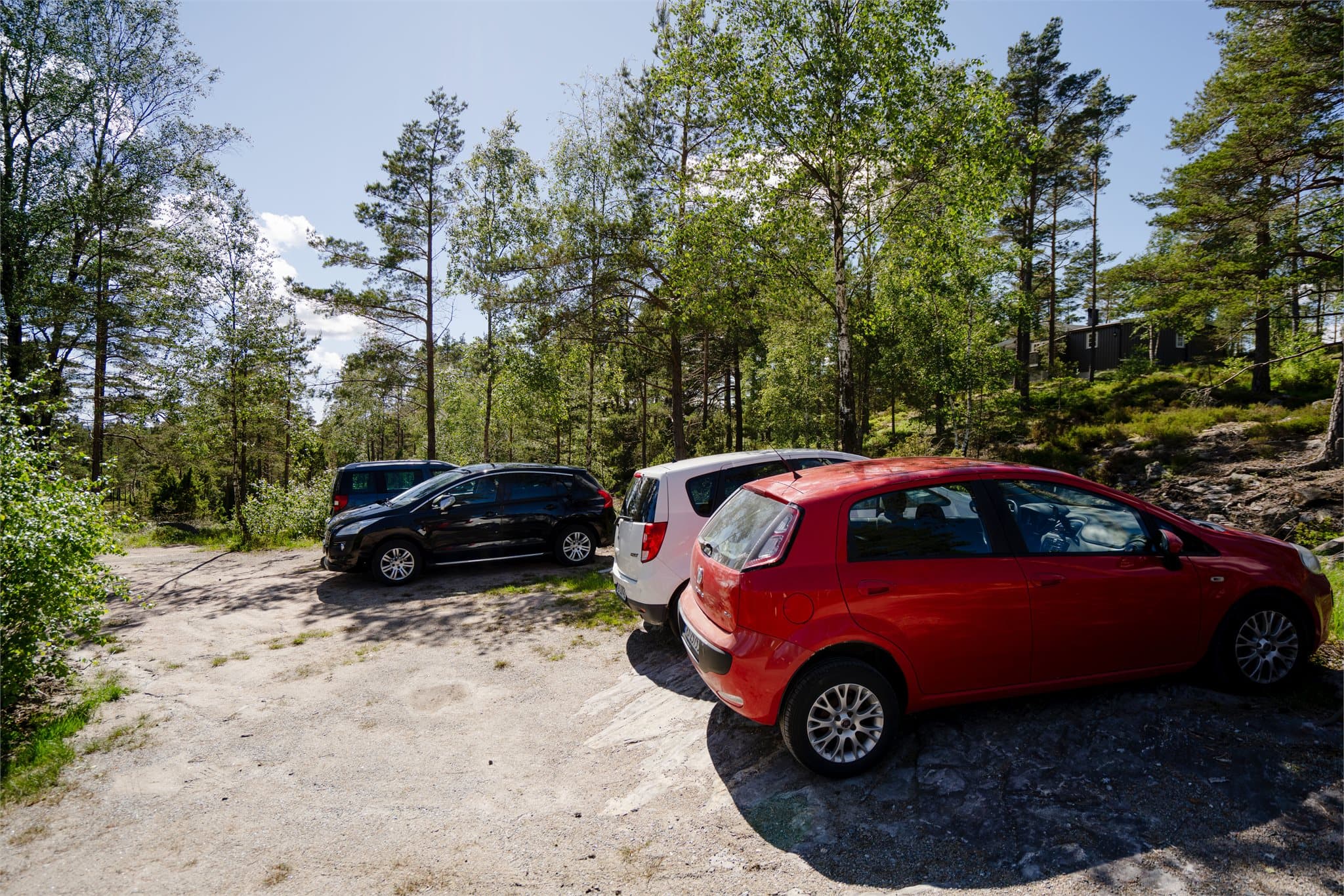 Gode parkeringsmuligheter på felles område (tatt av selger)