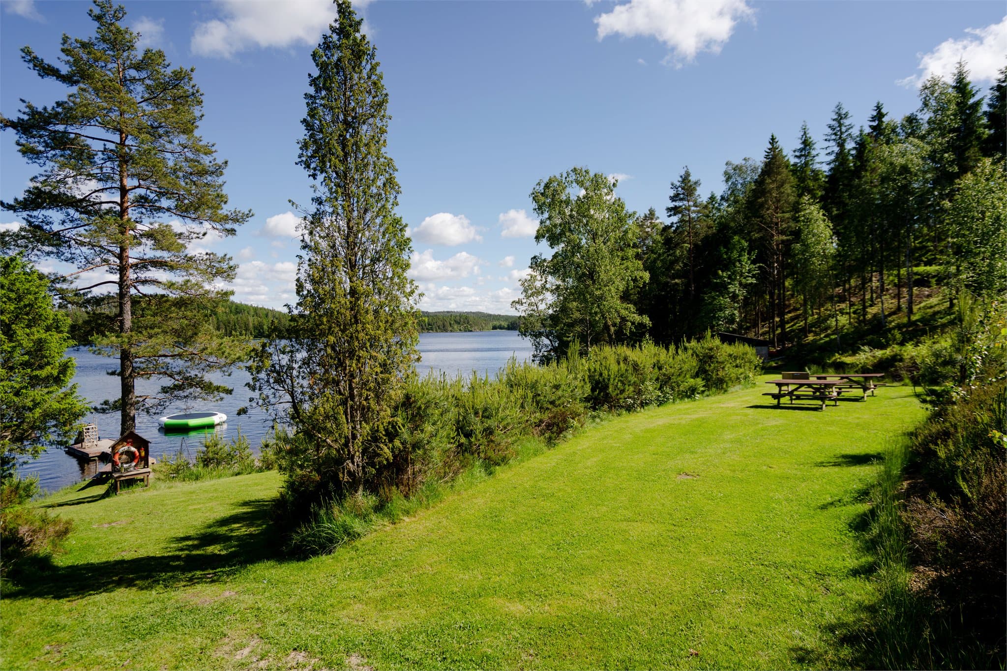 Nærområdet byr på flotte rekreasjonsområder ved vannet.
