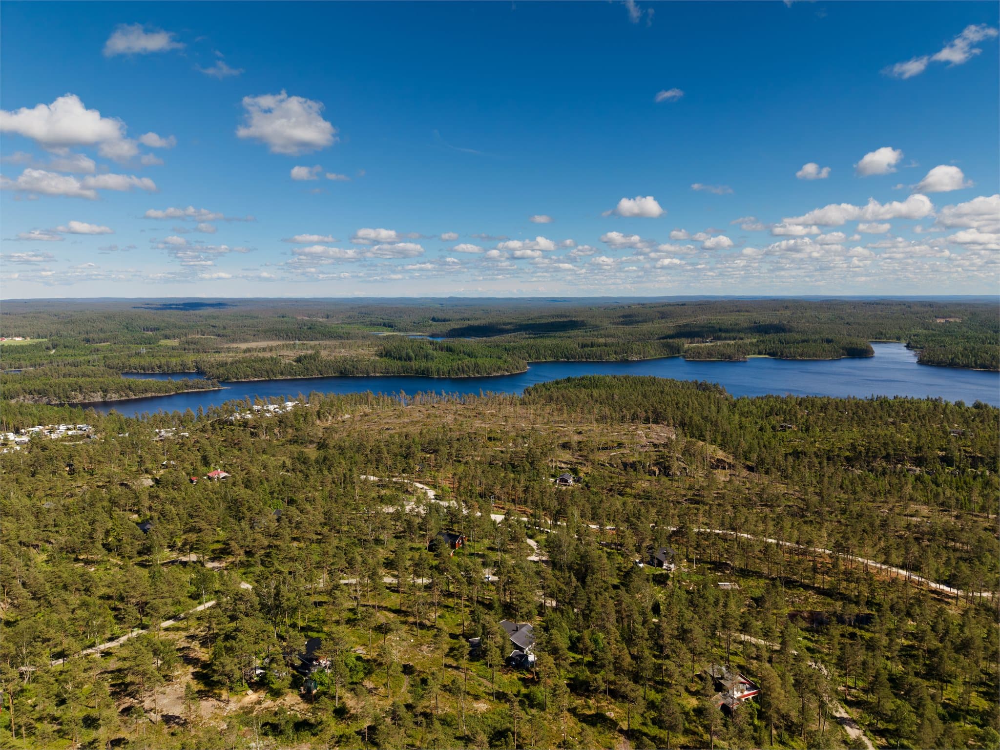 Oversikt over Buerskogen med sine mange vann og skogsområder.