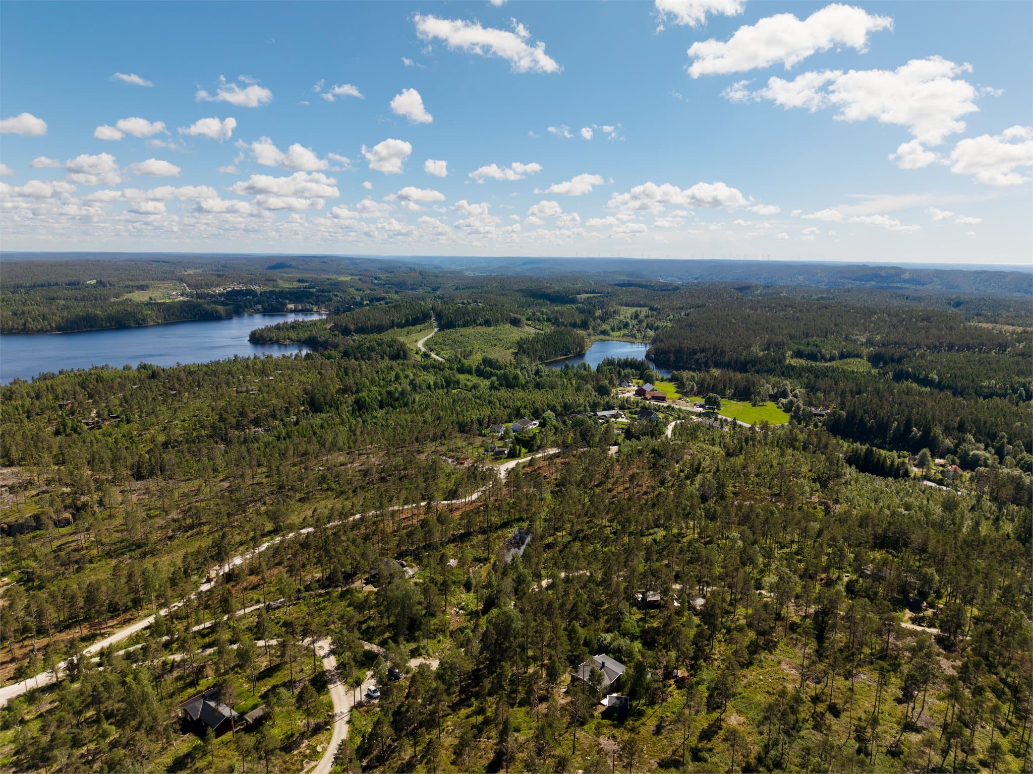 Hytta ligger i et etablert hyttefelt med spredt bebyggelse.