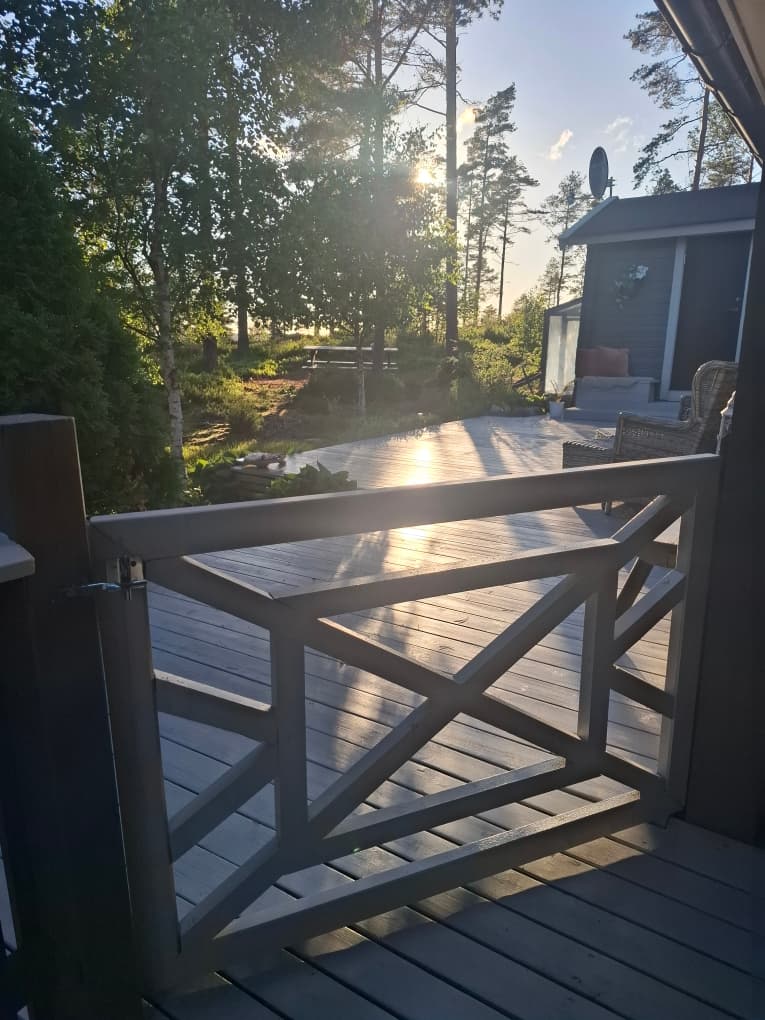 Uteplassen sett fra inngangspartiet (tatt av selger)