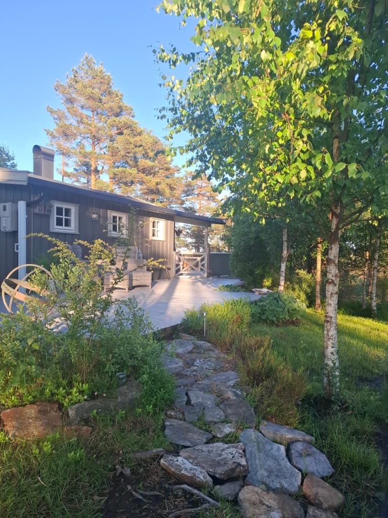 Naturtomt med steinsatt sti (tatt av selger)