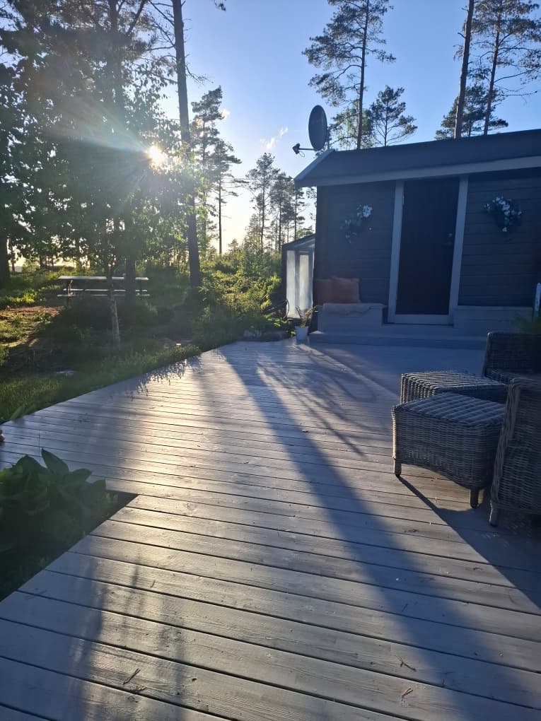 Uteplassen i ettermiddagssol (tatt av selger)