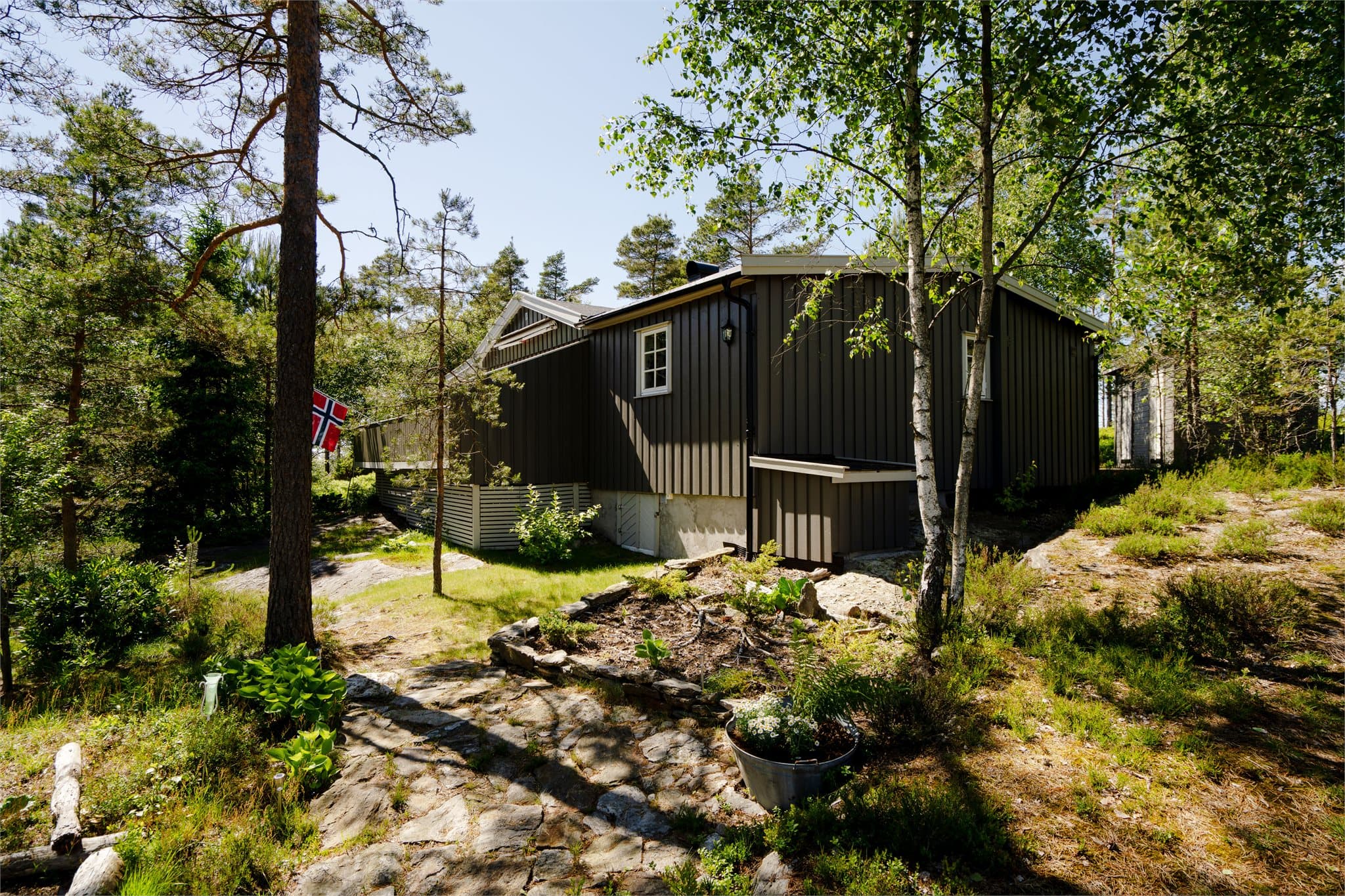 Eiendommen ligger usjenert til, omkranset av skog