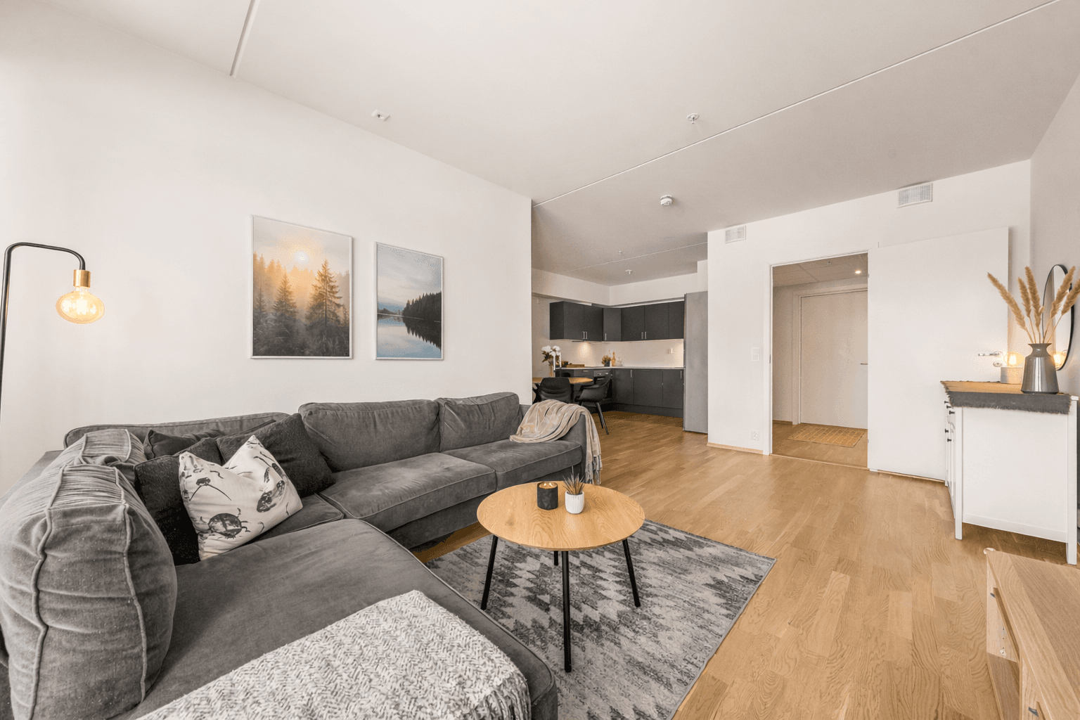 Romslig stue som gjør det enkelt å møblere i soner.