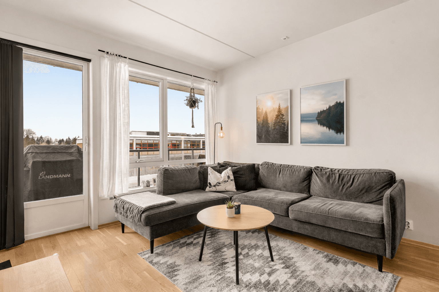 Parkett på gulv og vannbåren varme med radiatorer, inkludert i felleskostnader.