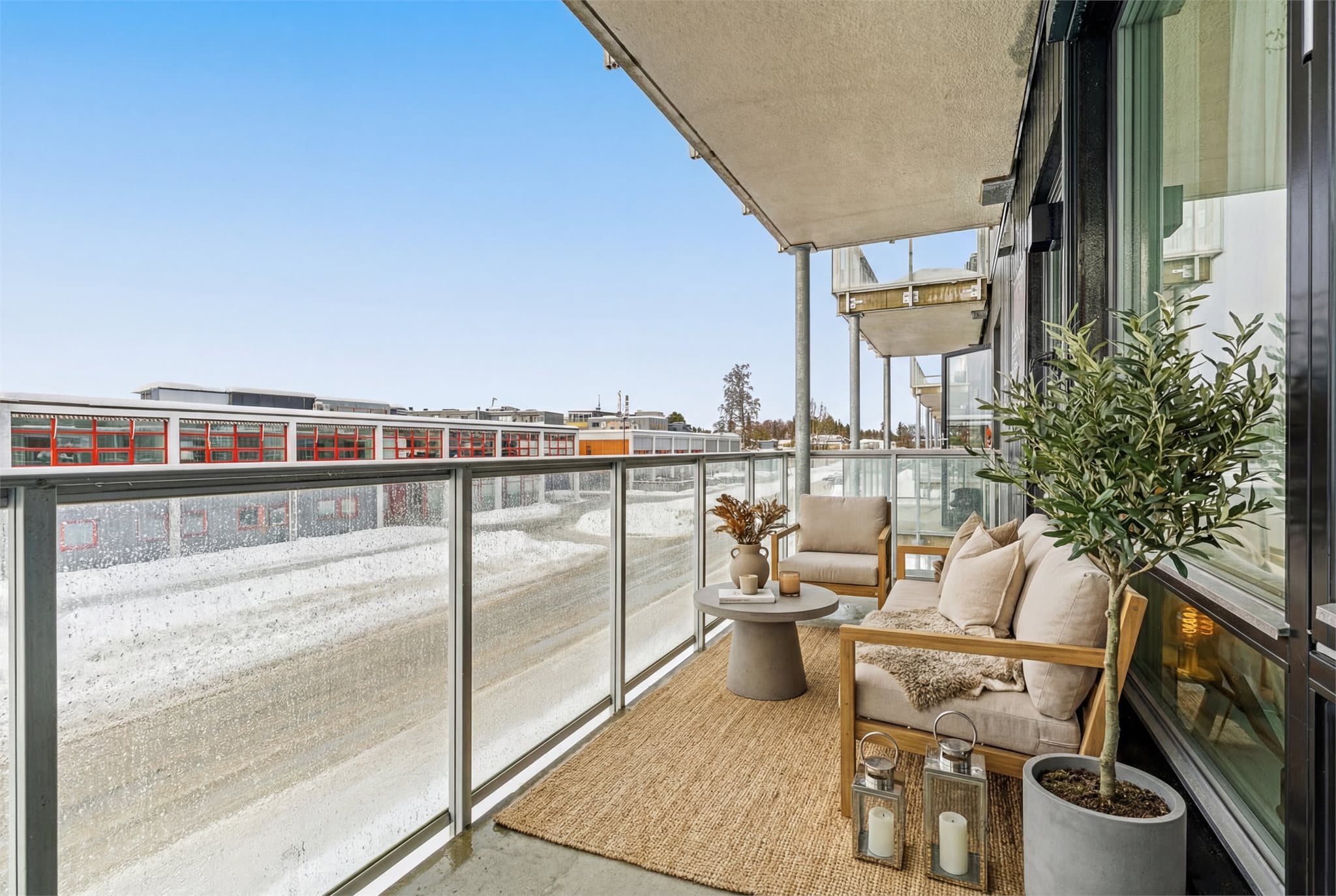 Balkong med gode solforhold og utsikt mot Romeriksåsen. Bildet er digitalt møblert.