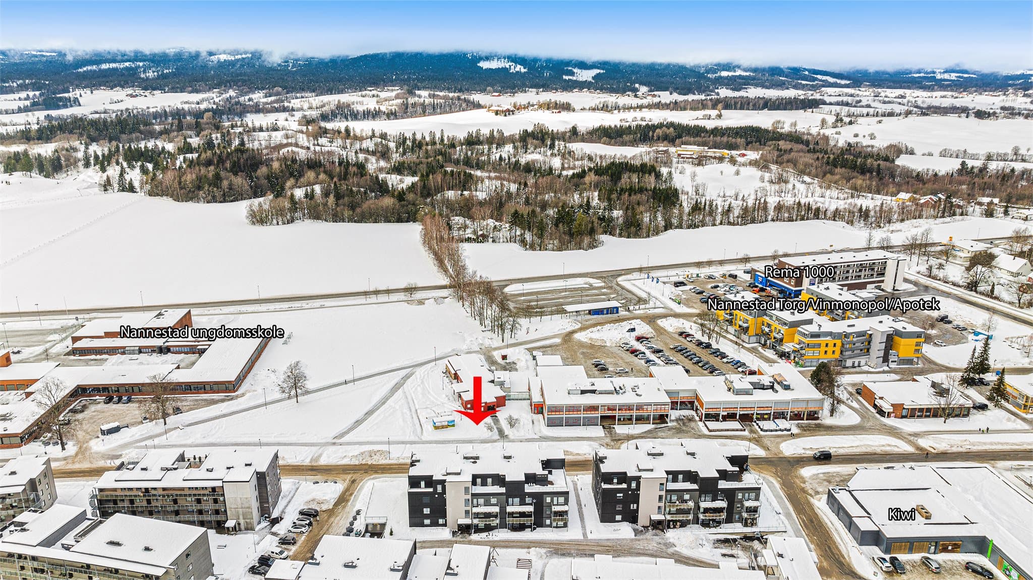 Umiddelbar nærhet til butikker og Nannestad torg.