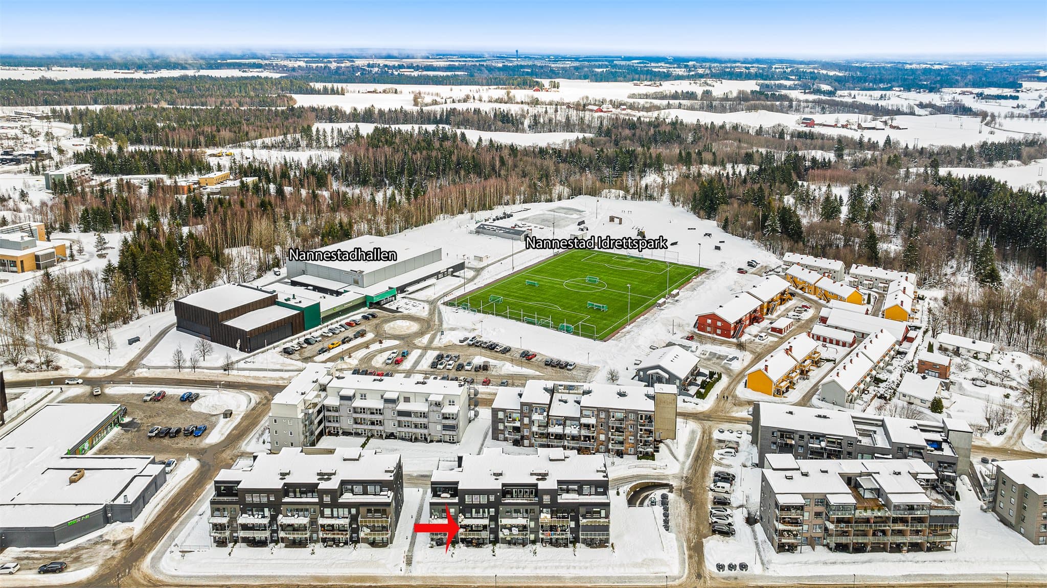 Sentralt i Nannestad med alt av tilbud og flotte fritidstibud med blant annet nyere svømmehall i umiddelbar nærhet.