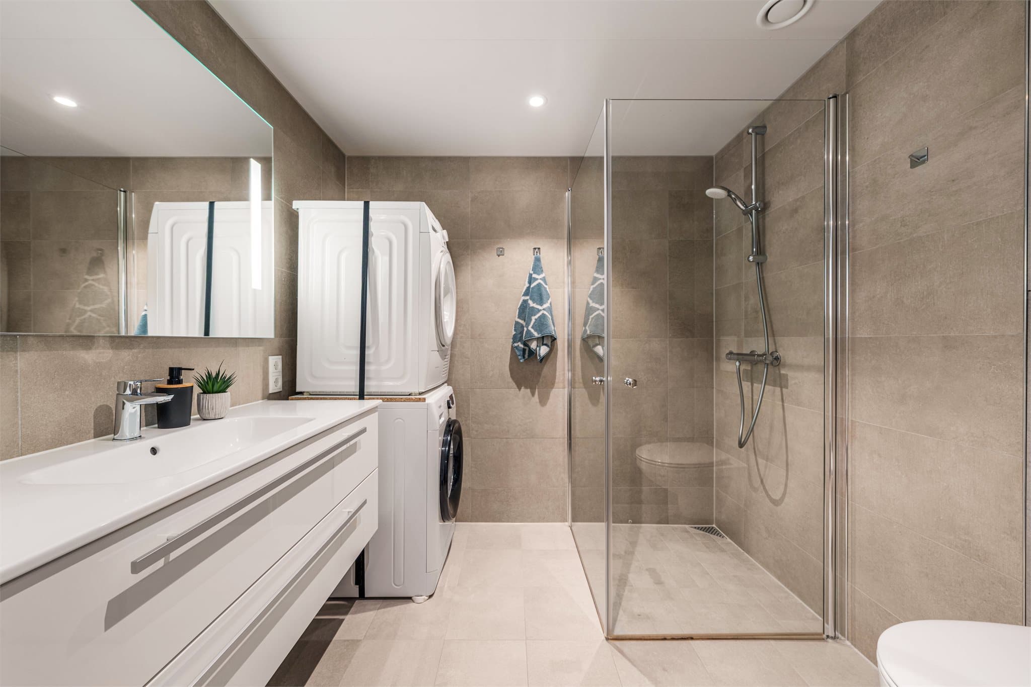 Moderne og flislagt bad med varme i gulv.