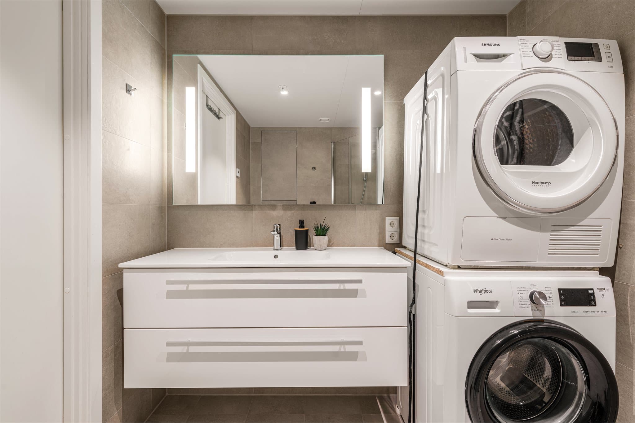 God plass til vaskemaskin og tørketrommel.