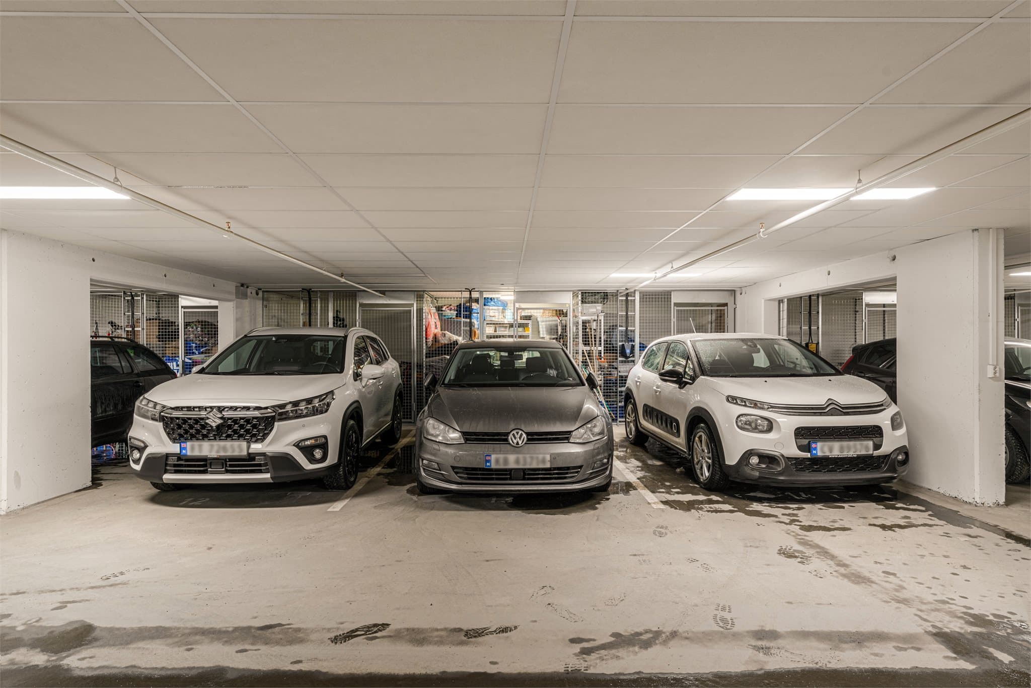 Garasjeplass med tilrettelagt for el-billader via sameiet. Tilhørende sportsbod i bakkant.