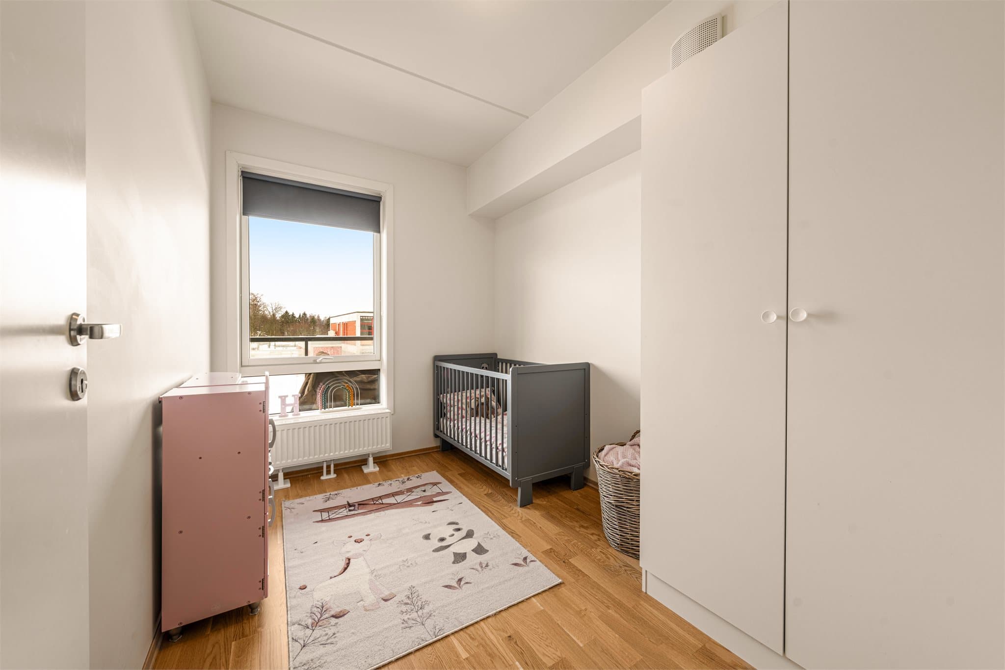 Soverom II. Garderobeskap medfølger leiligheten.