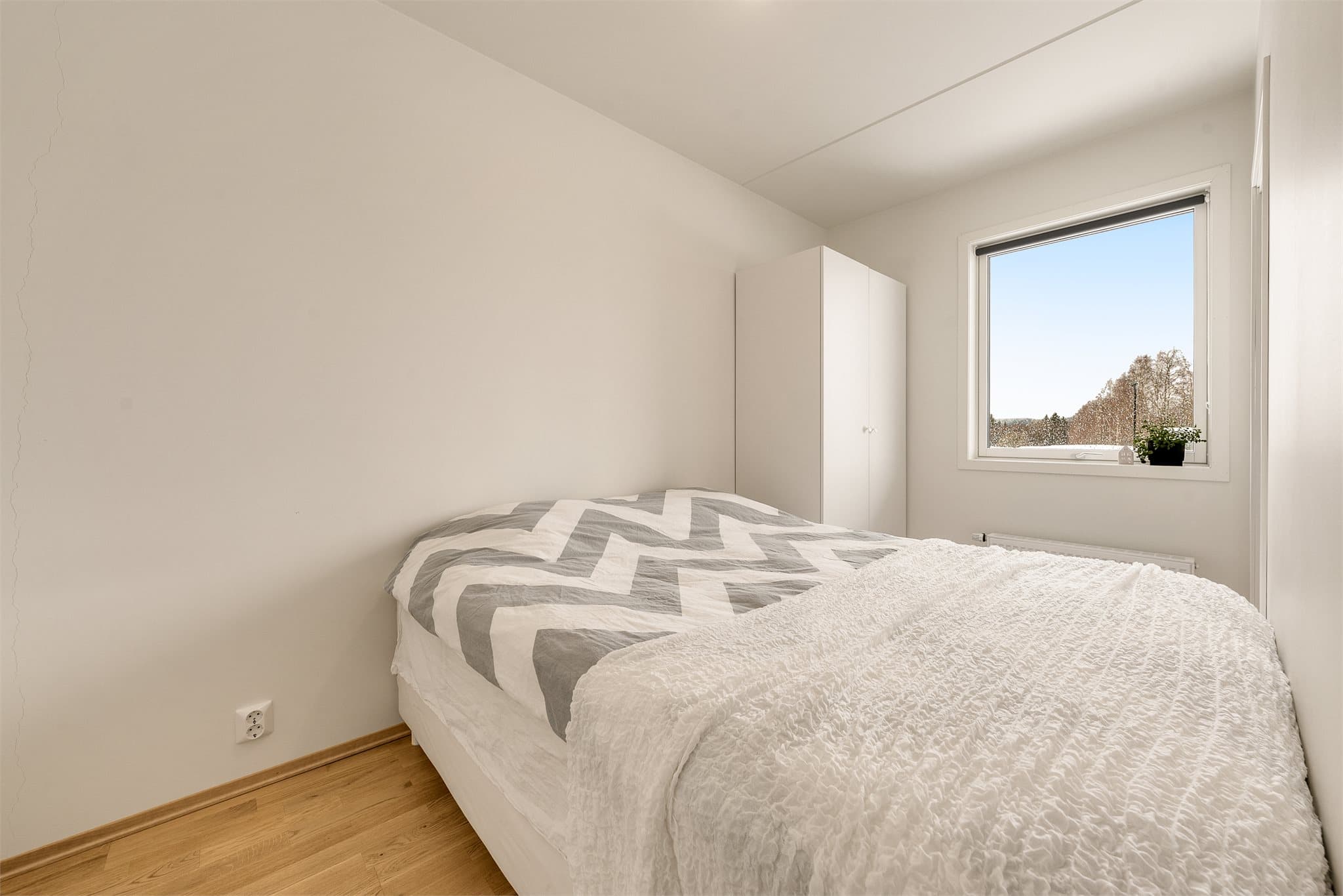 Hovedsoverom med god plass for dobbelseng og garderobeskap.