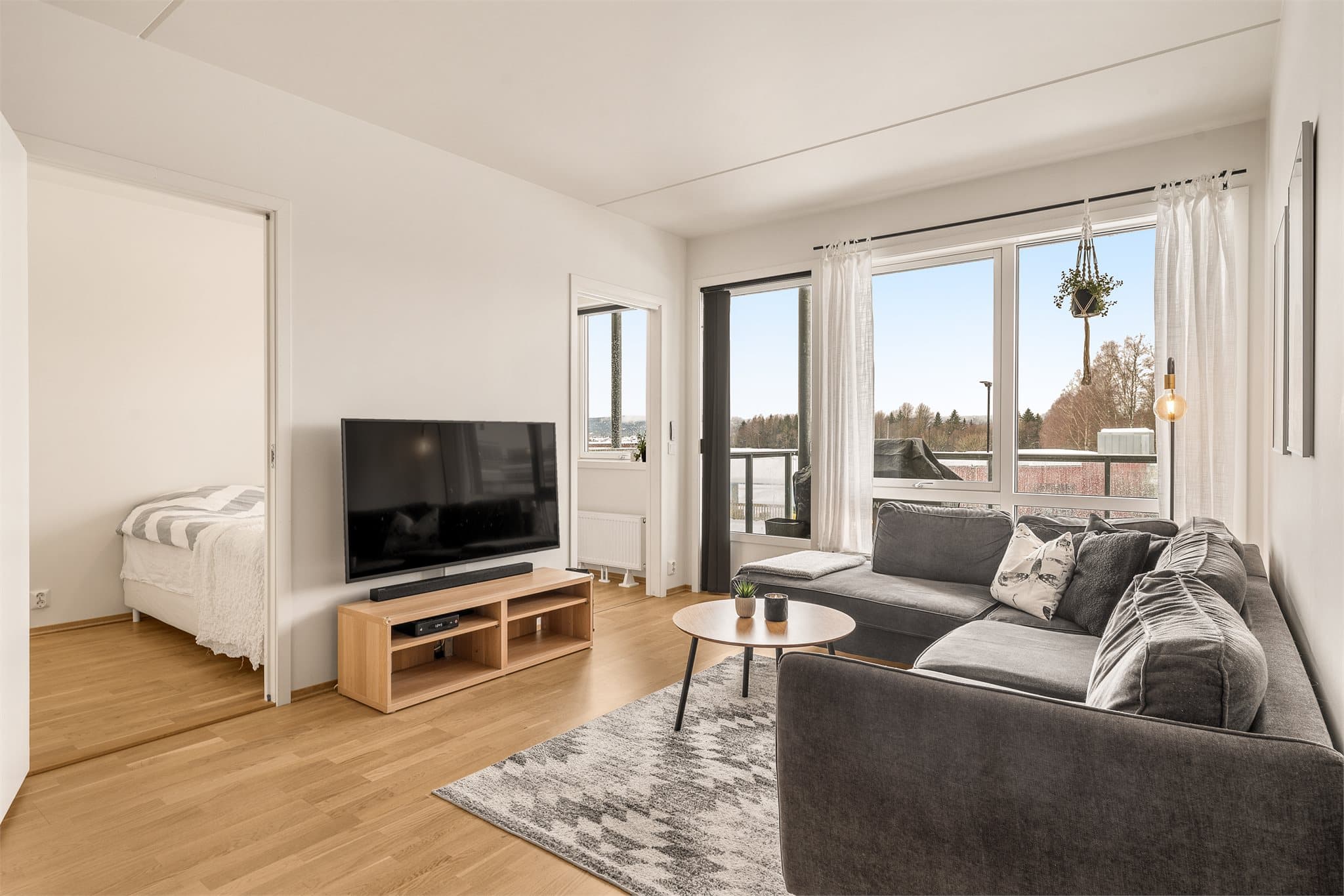 Store vindusflater og utgang til balkong med flott utsikt og gode solforhold.