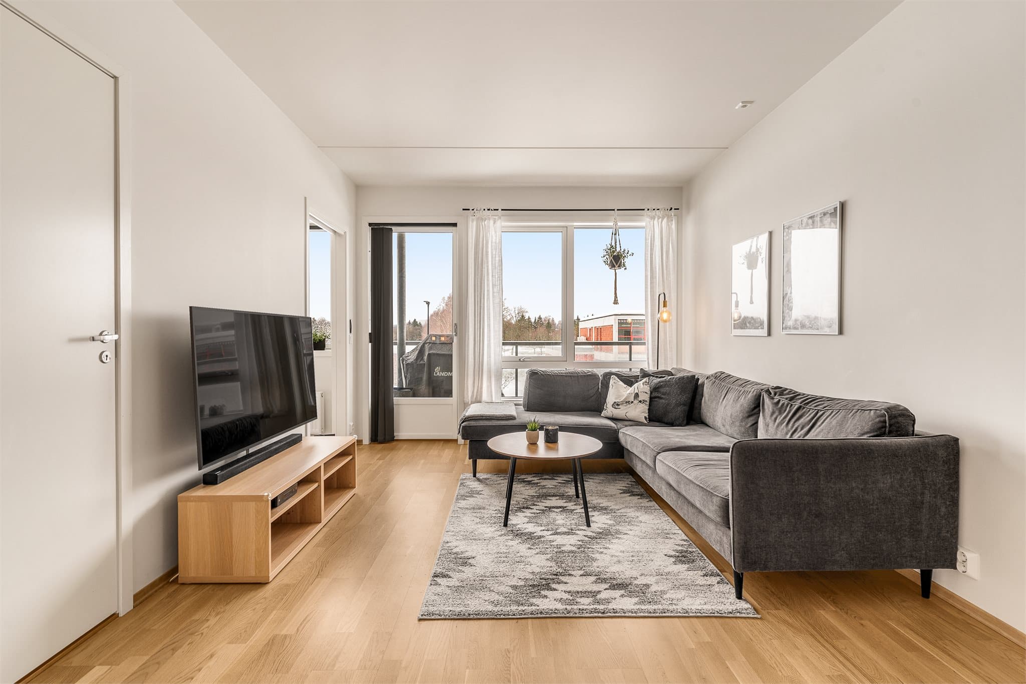 Stuevinduet har elektrisk solskjerming.