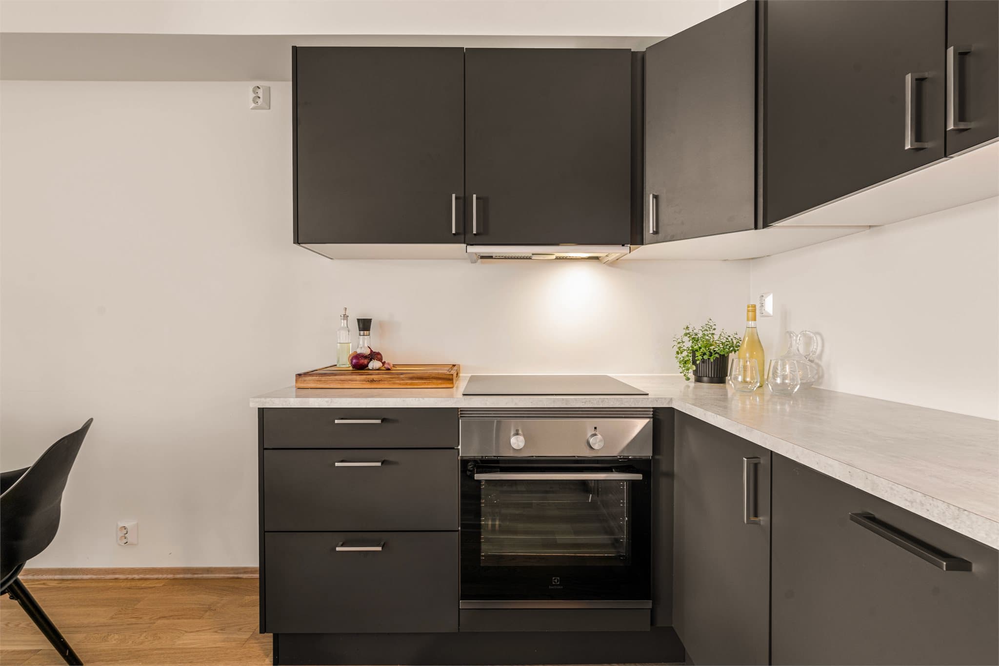 Moderne kjøkken med integrerte hvitevarer som stekeovn, platetopp og oppvaskmaskin. Plass til frittstående kjøleskap.