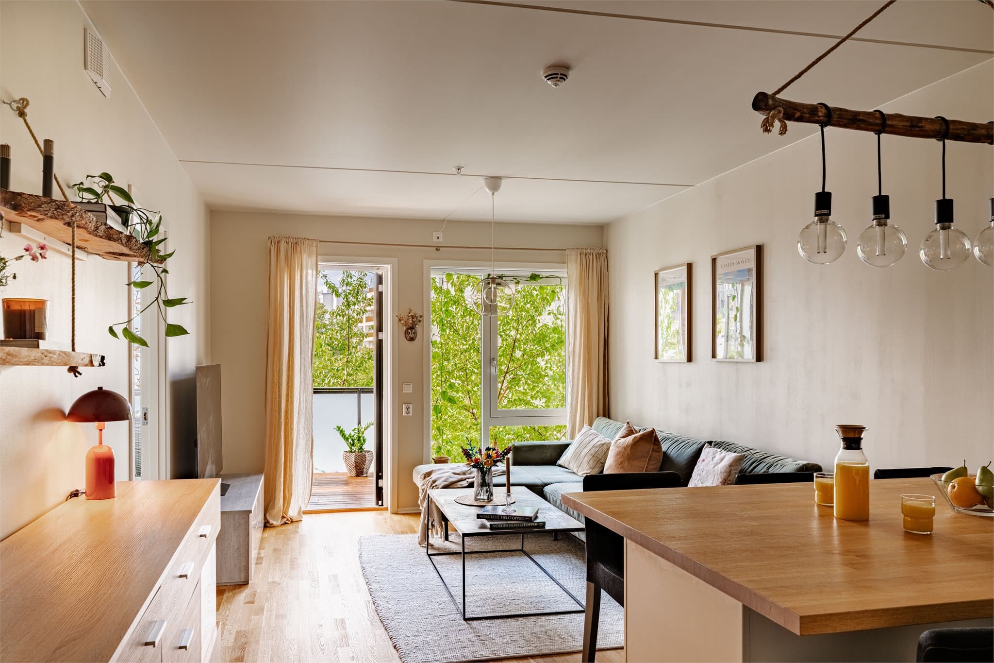Stuen er den romsligste delen av leiligheten og har god plass til sofagruppe