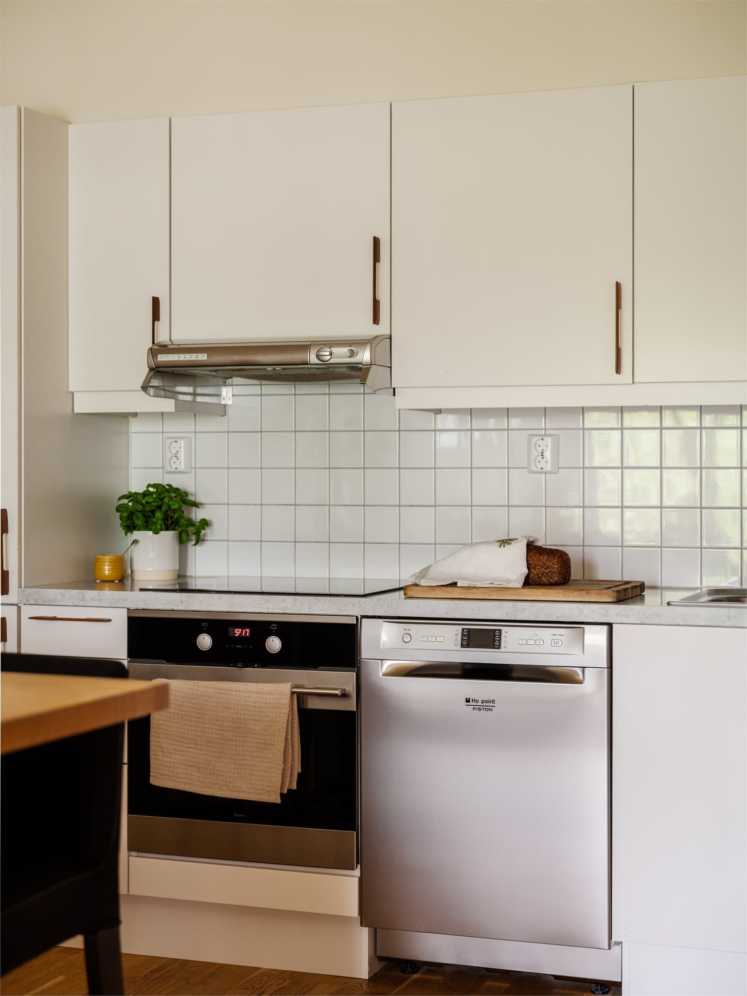 Ventilator er tilkoblet kanal, og både komfyrvakt og lekkasjestopper er installert