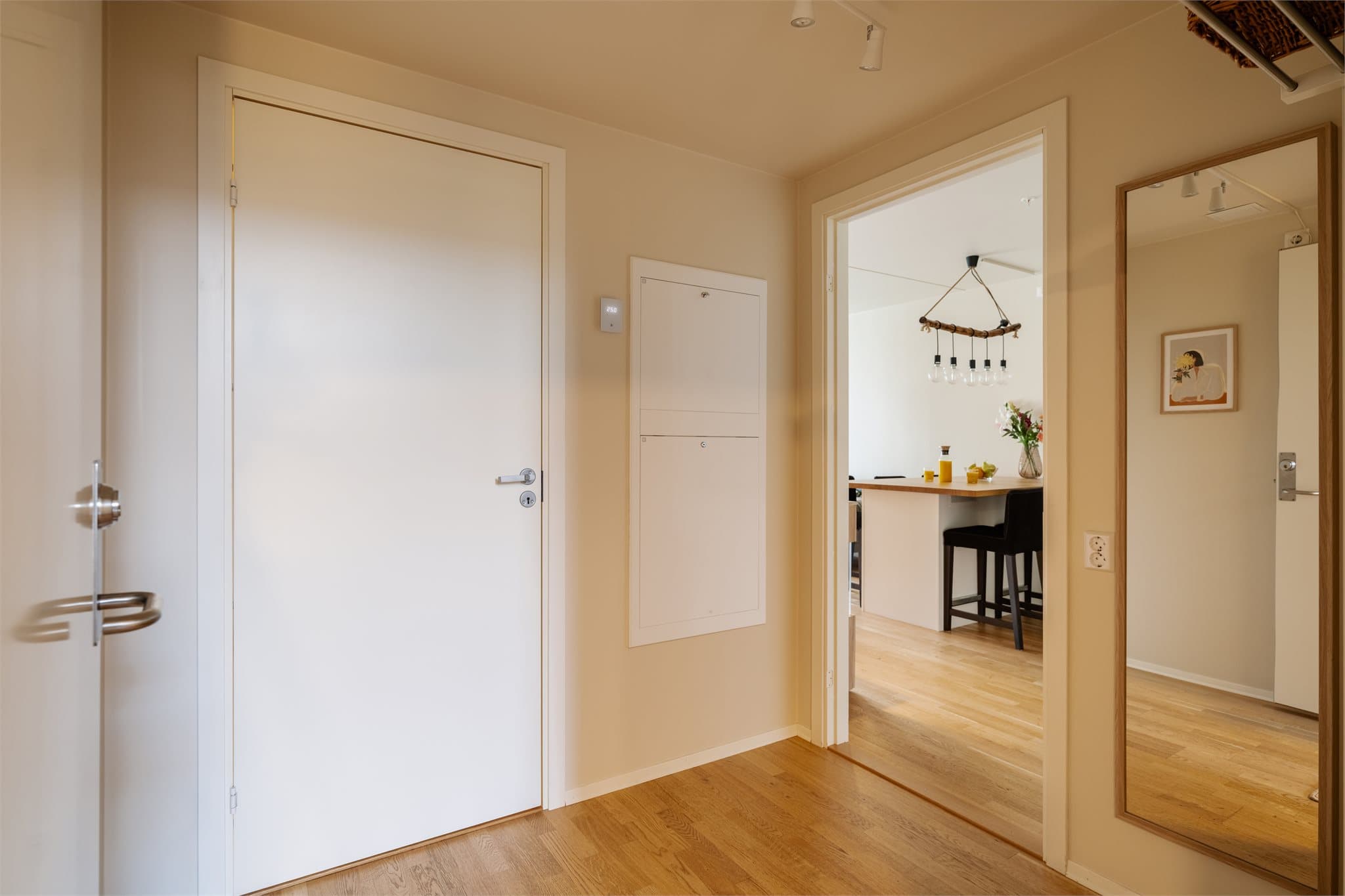 Entréen gir et godt førsteinntrykk med gjennomtenkt planløsning og god plass til garderobeløsning for yttertøy og sko, samtidig som den holder et moderne preg
