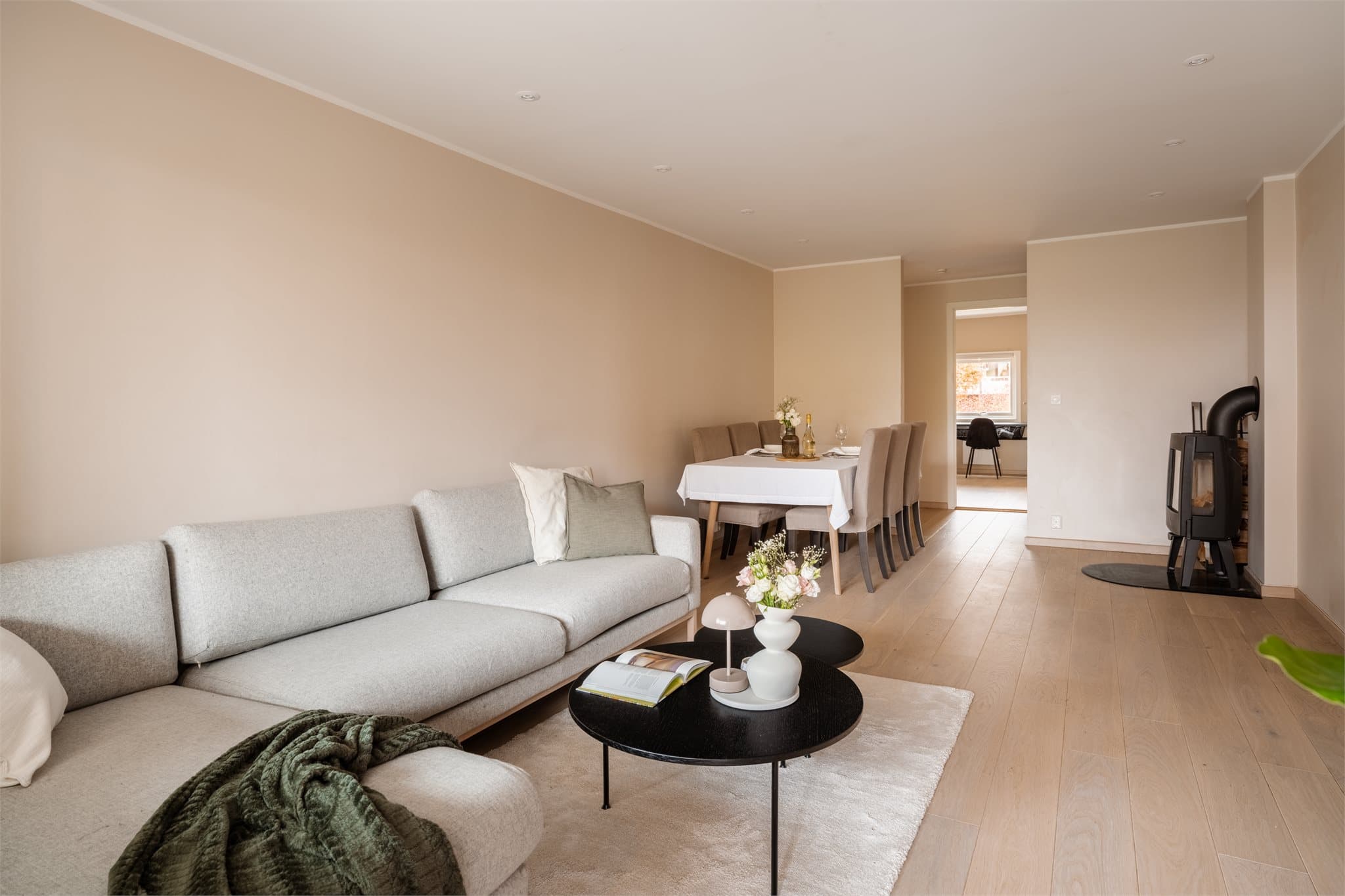 Et romslig oppholdsrom med plass til både sofagruppe og spiseplass.
