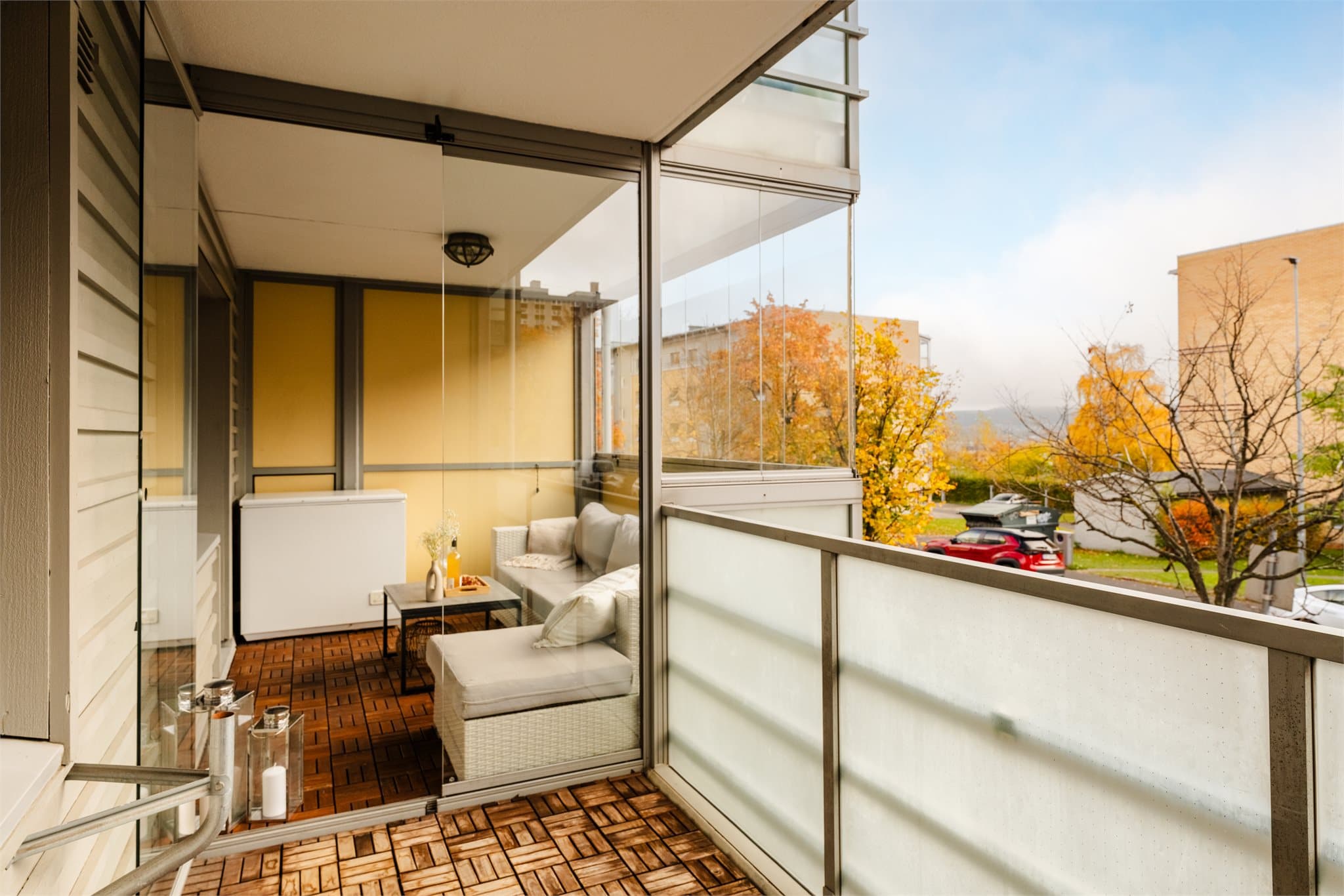 Direkte utgang til en stor, sydvendt balkong på 13 m², hvorav 8 m² er innglasset.