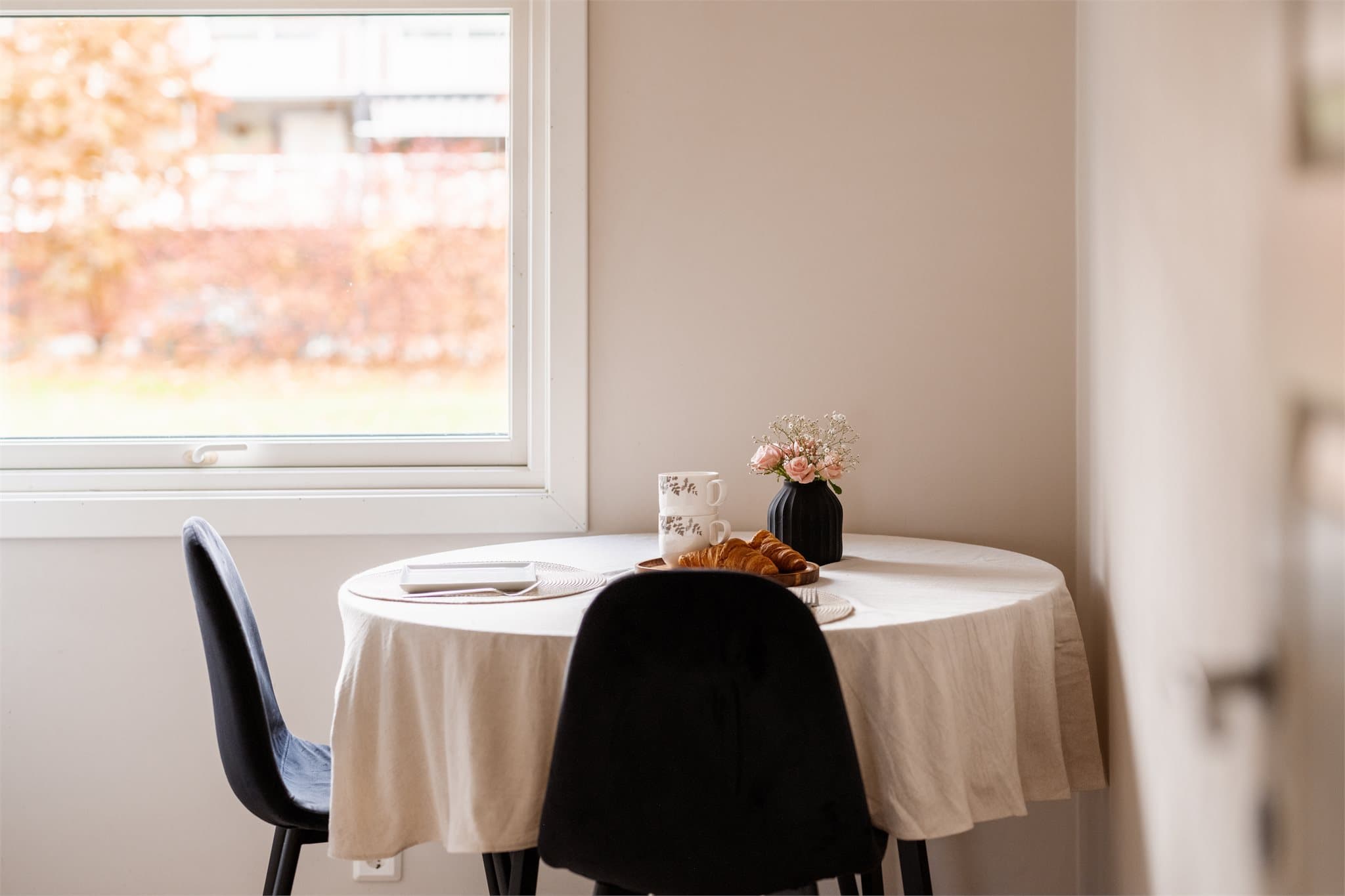 Den gode størrelsen gir også plass til en spisegruppe, perfekt for å nyte frokosten i hyggelige omgivelser.