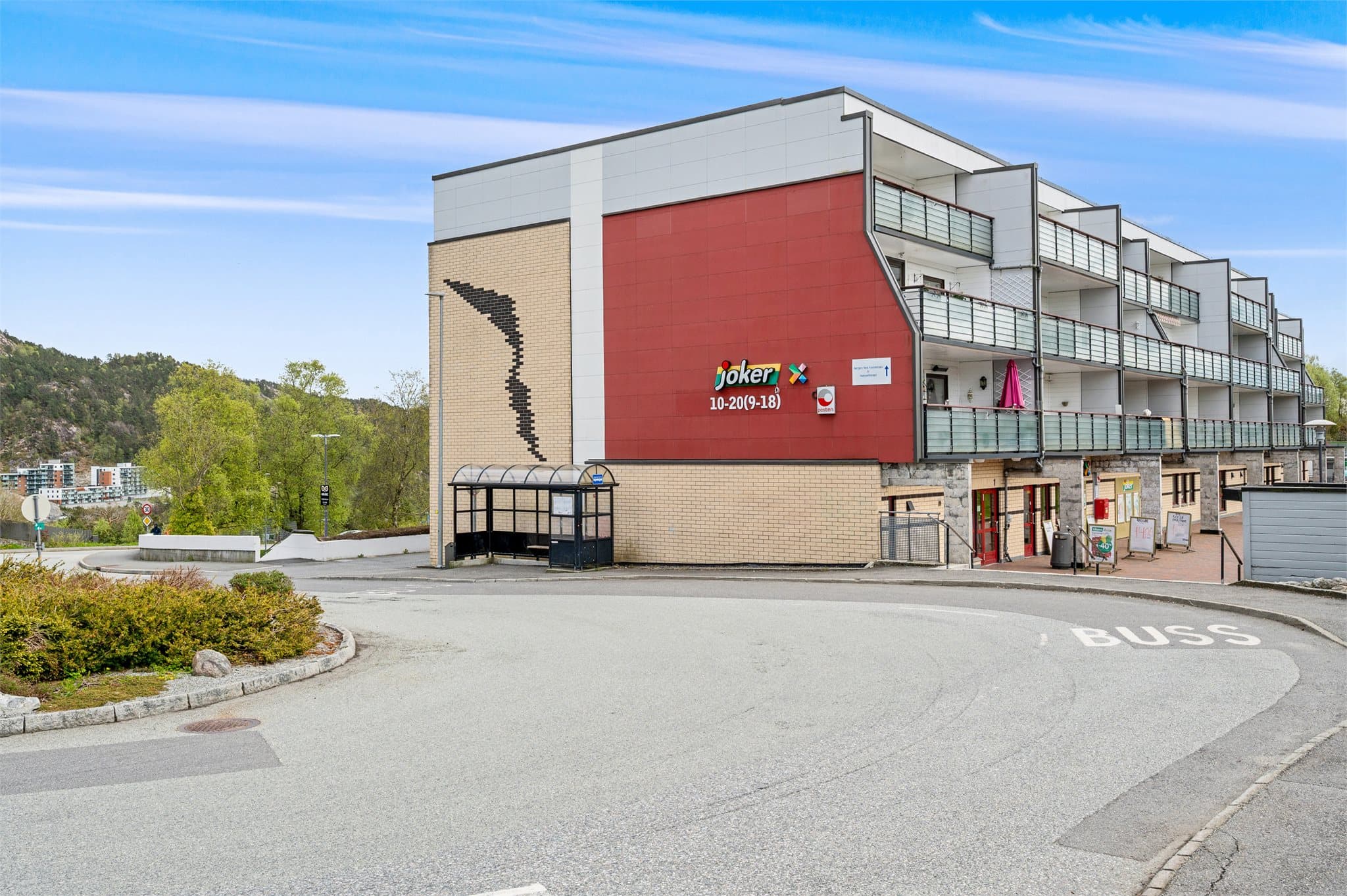 - Nærmeste dagligvare er Joker som du finner en 2 minutters spasertur unna -