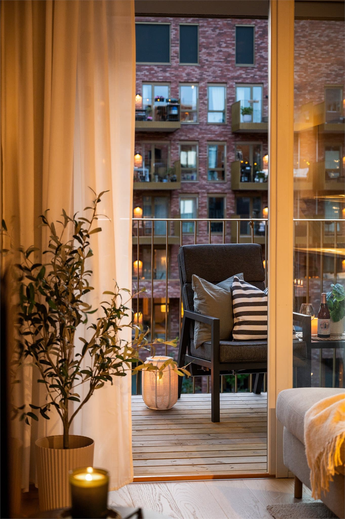 Gulvet i leiligheten er lagt med lekker 1-stavs eikeparkett fra Haro, type 18 cm lys hvit markant.