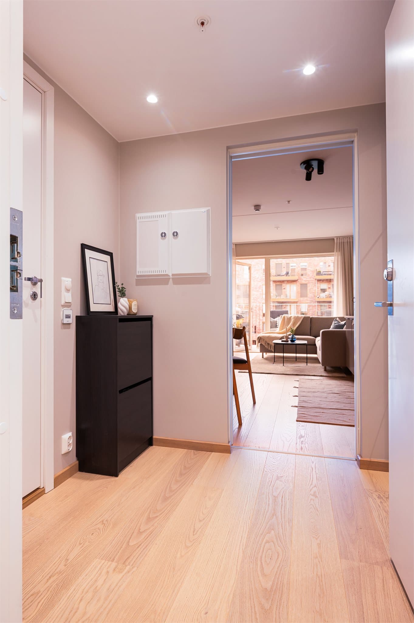 Det er plass til oppheng av yttertøy samt oppbevaring i garderobeskap.