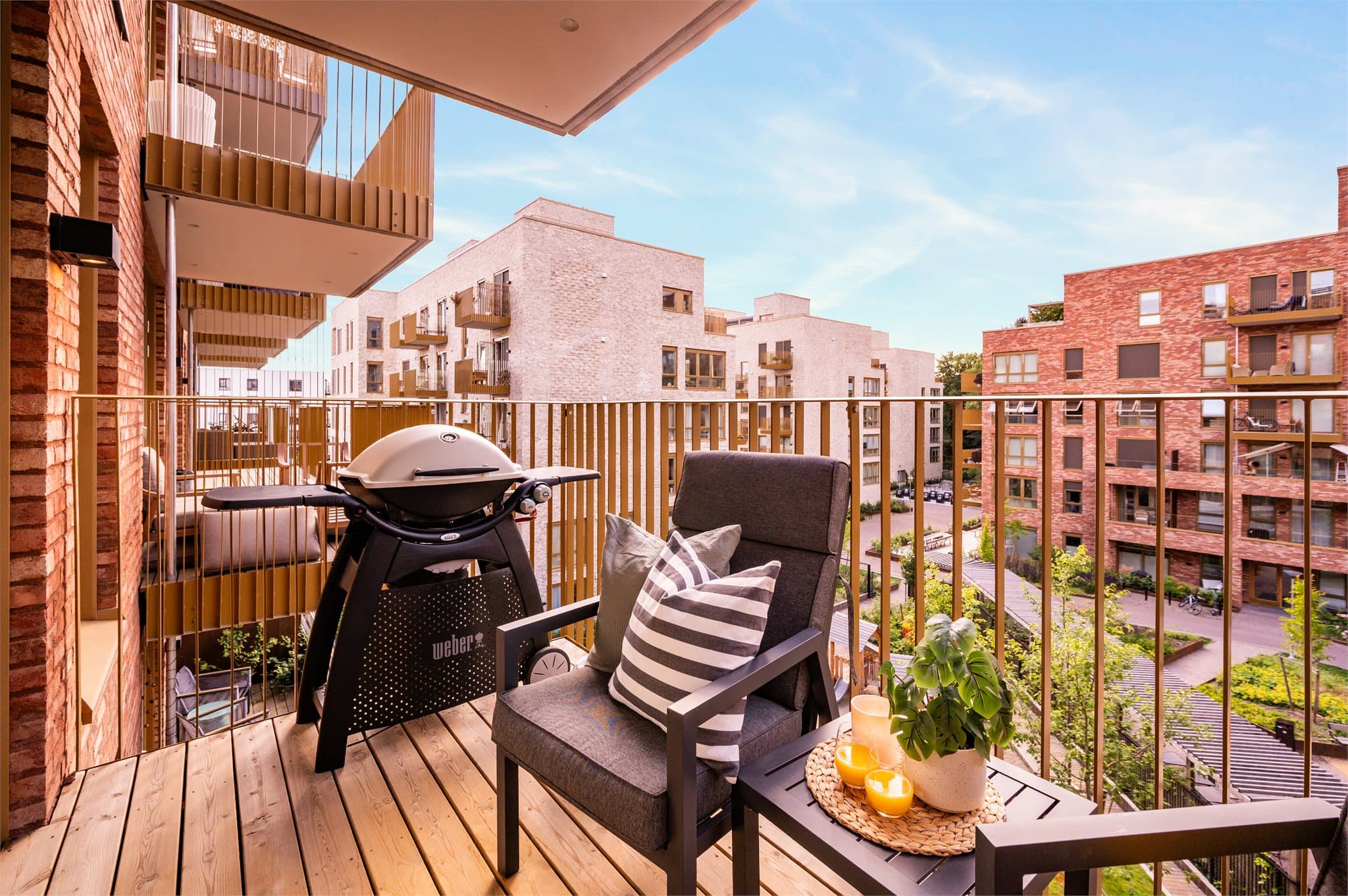 Balkongen er av god størrelse, hvilket gir god plass til utemøbler, planter og grill.