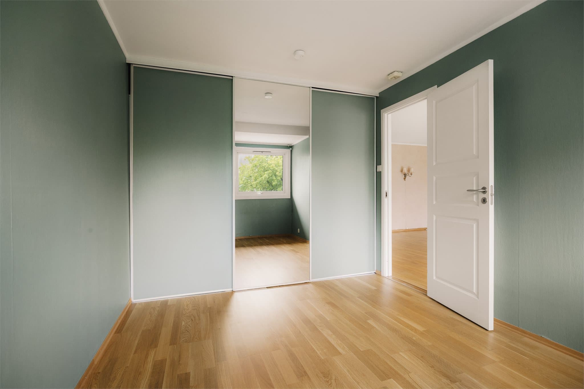 Praktisk skyvedørsgarderobe som tilbyr godt med lagringsplass.