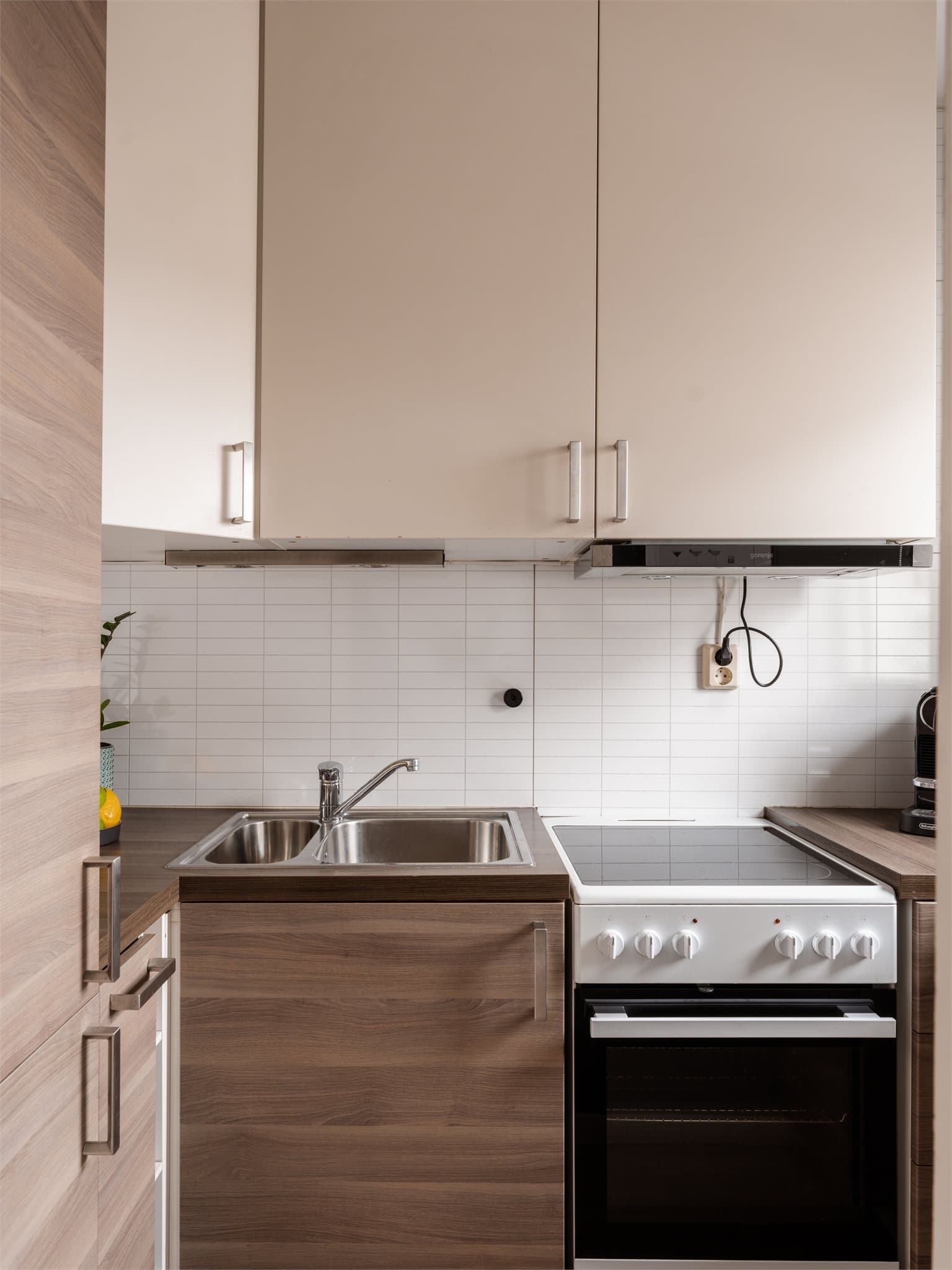 Kjøkkeninnredningen har glatte fronter og en slitesterk benkeplate i laminat.