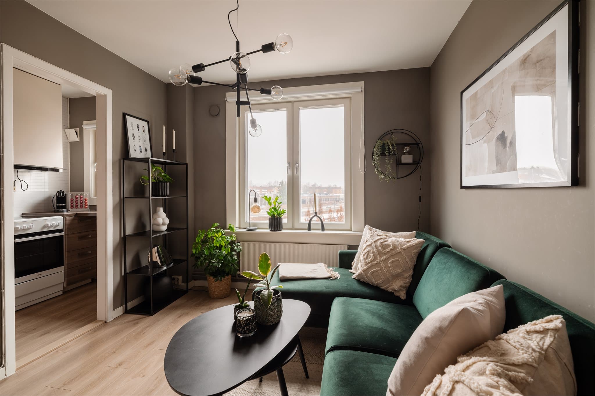 Stuen er lys og innbydende med en takhøyde på ca. 2,48 meter.