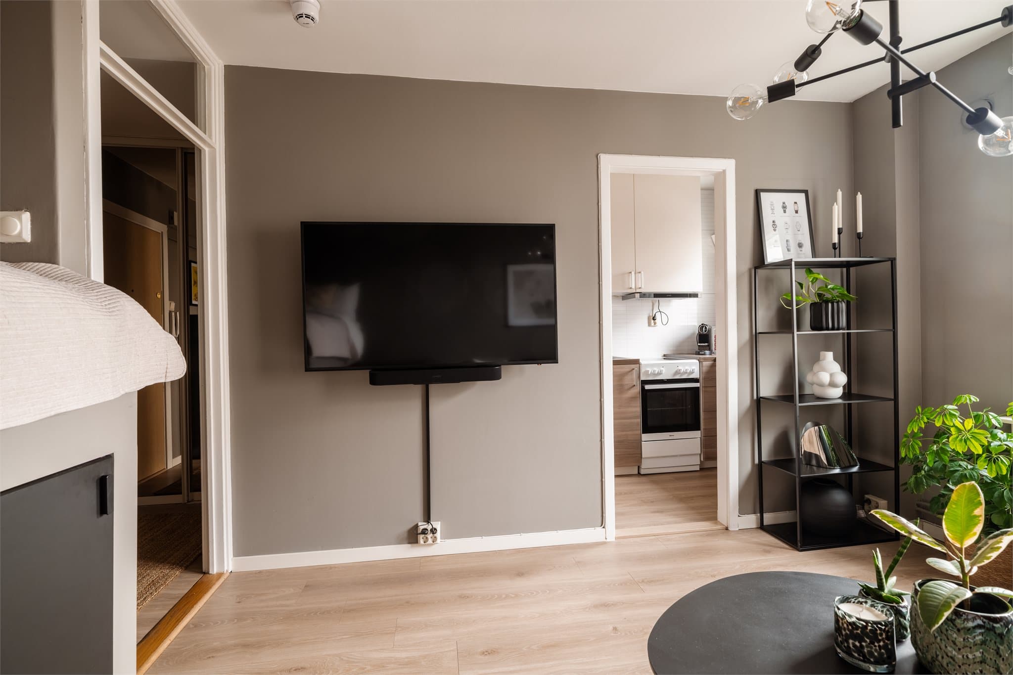 Overflatene er oppgradert i nyere tid med laminat på gulv og malte vegger.