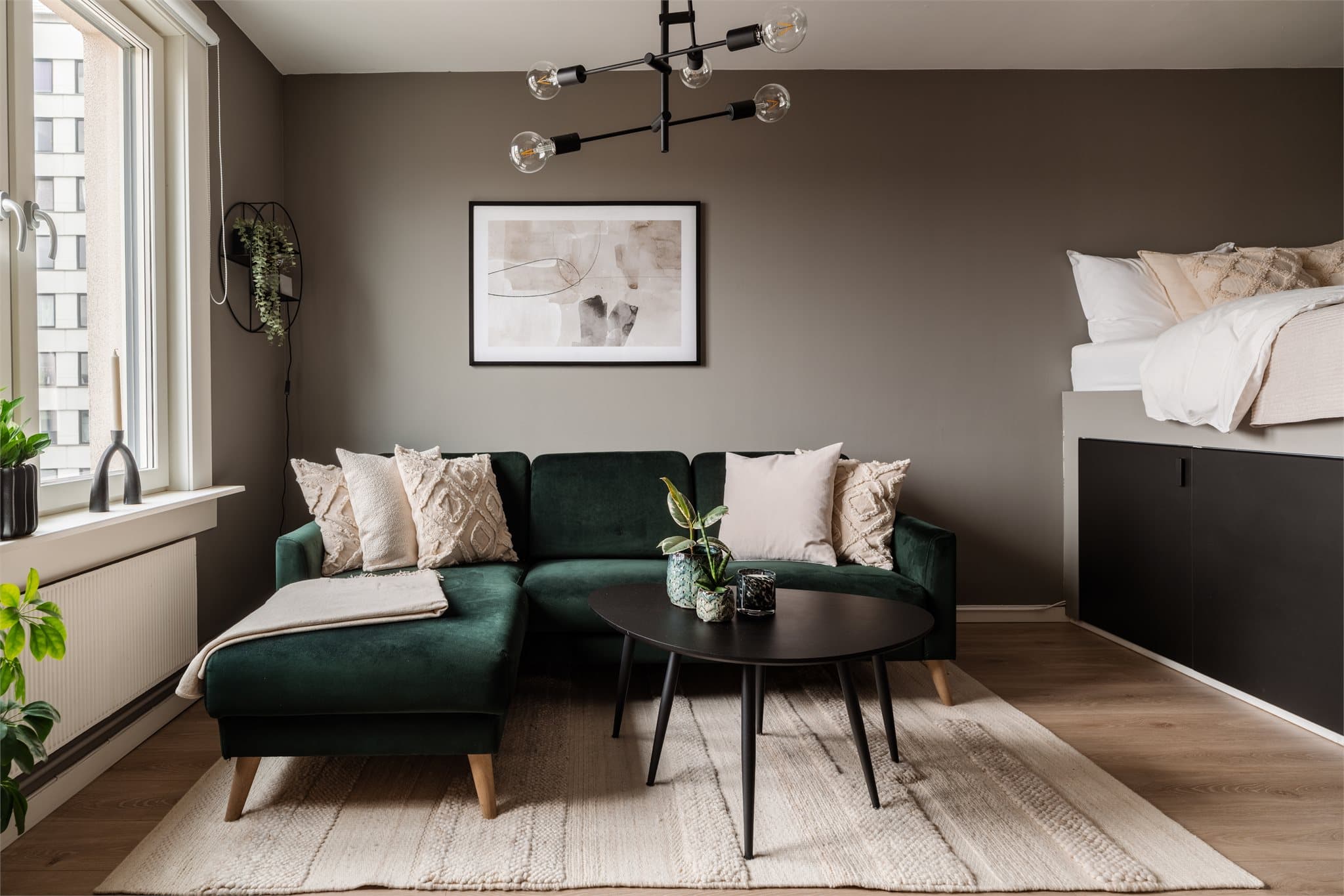 Her er det bl.a. plass til en sofagruppe og øvrig møblement.