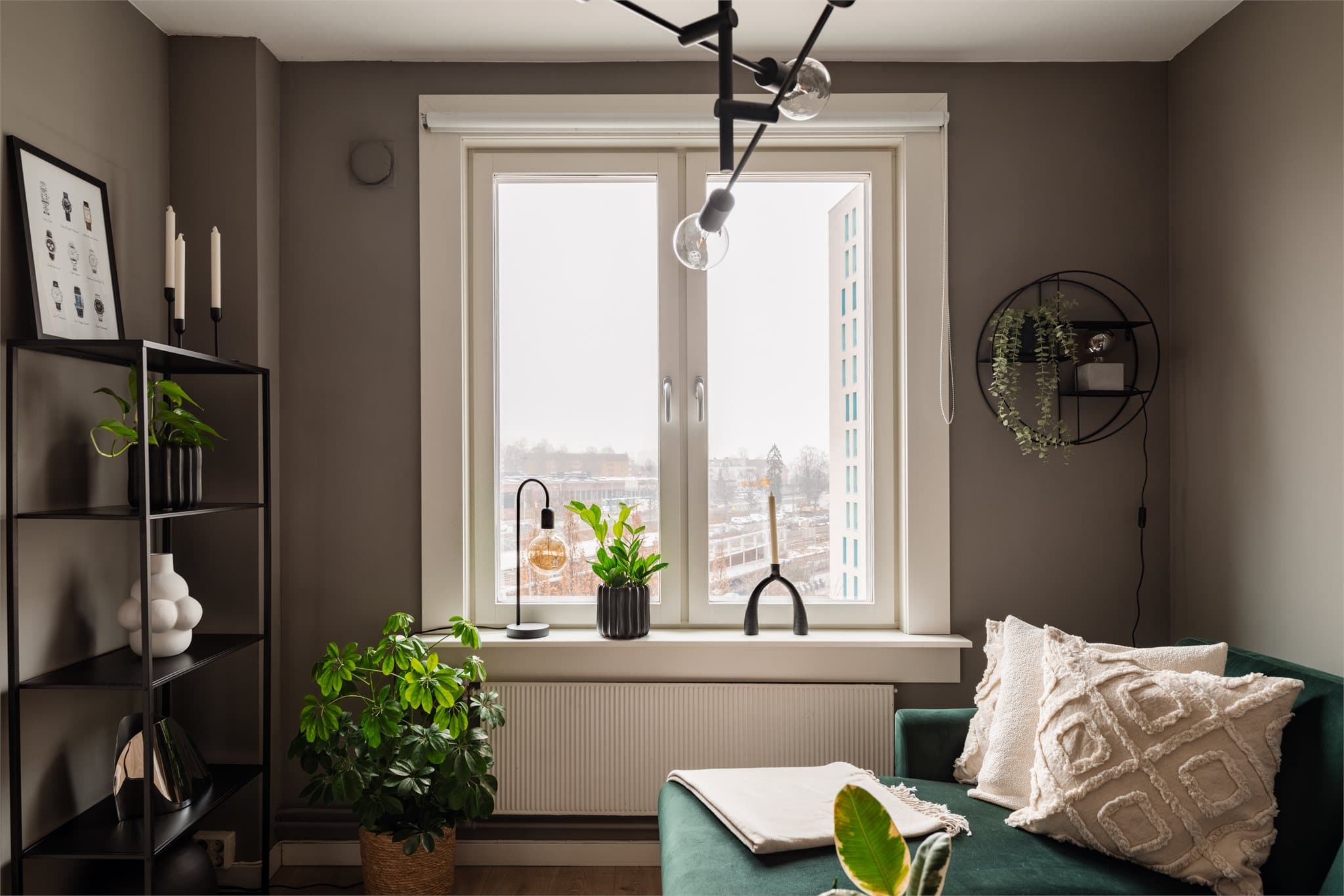 Rommet har en god atmosfære, store vinduer gir et godt naturlig lys.